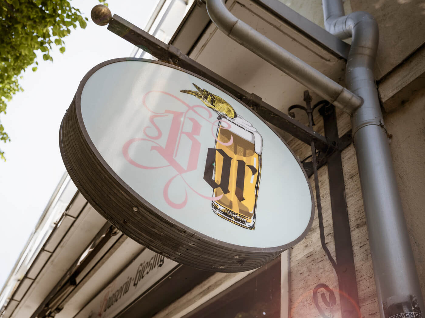 Barschild der Bar Boazeria in der Nähe des Neubauprojekts Haus Claude in München