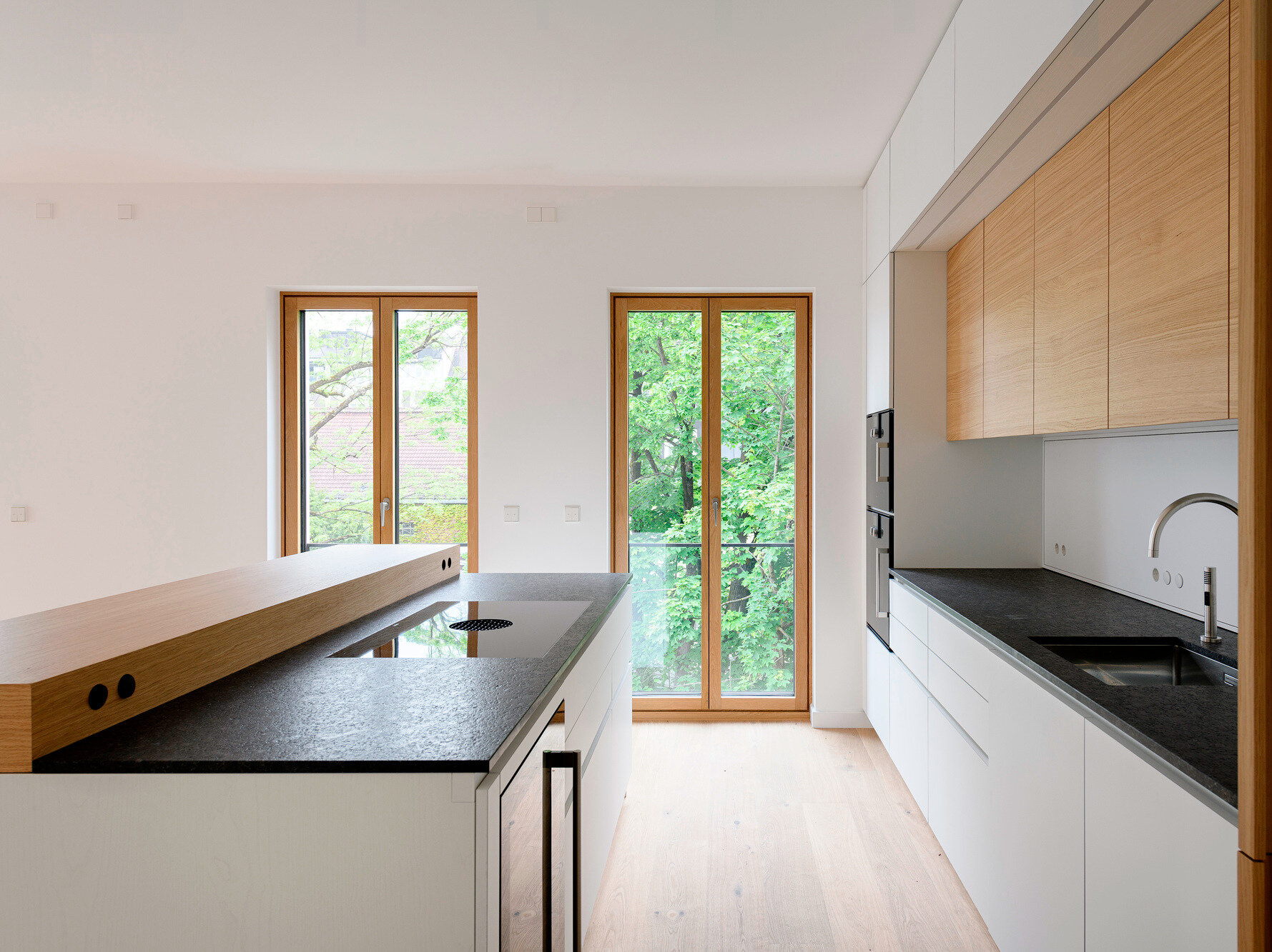 Einbauküche mit Kochinsel und Holzfronten im Ensemble Amalie, Maxvorstadt