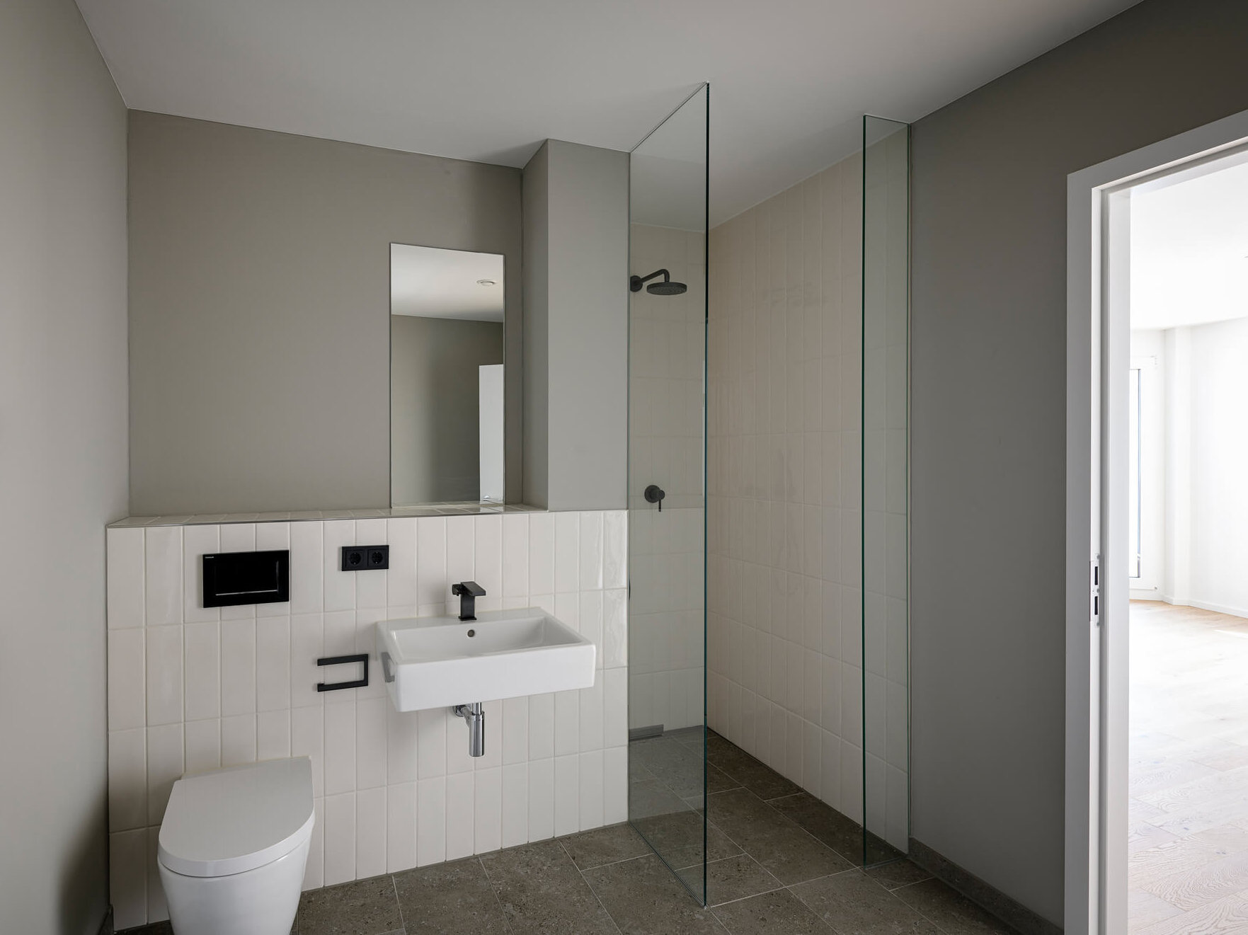 Bad der Mietwohnung C.54 mit Dusche und Blick ins Zimmer, kupa Quartier Pasing