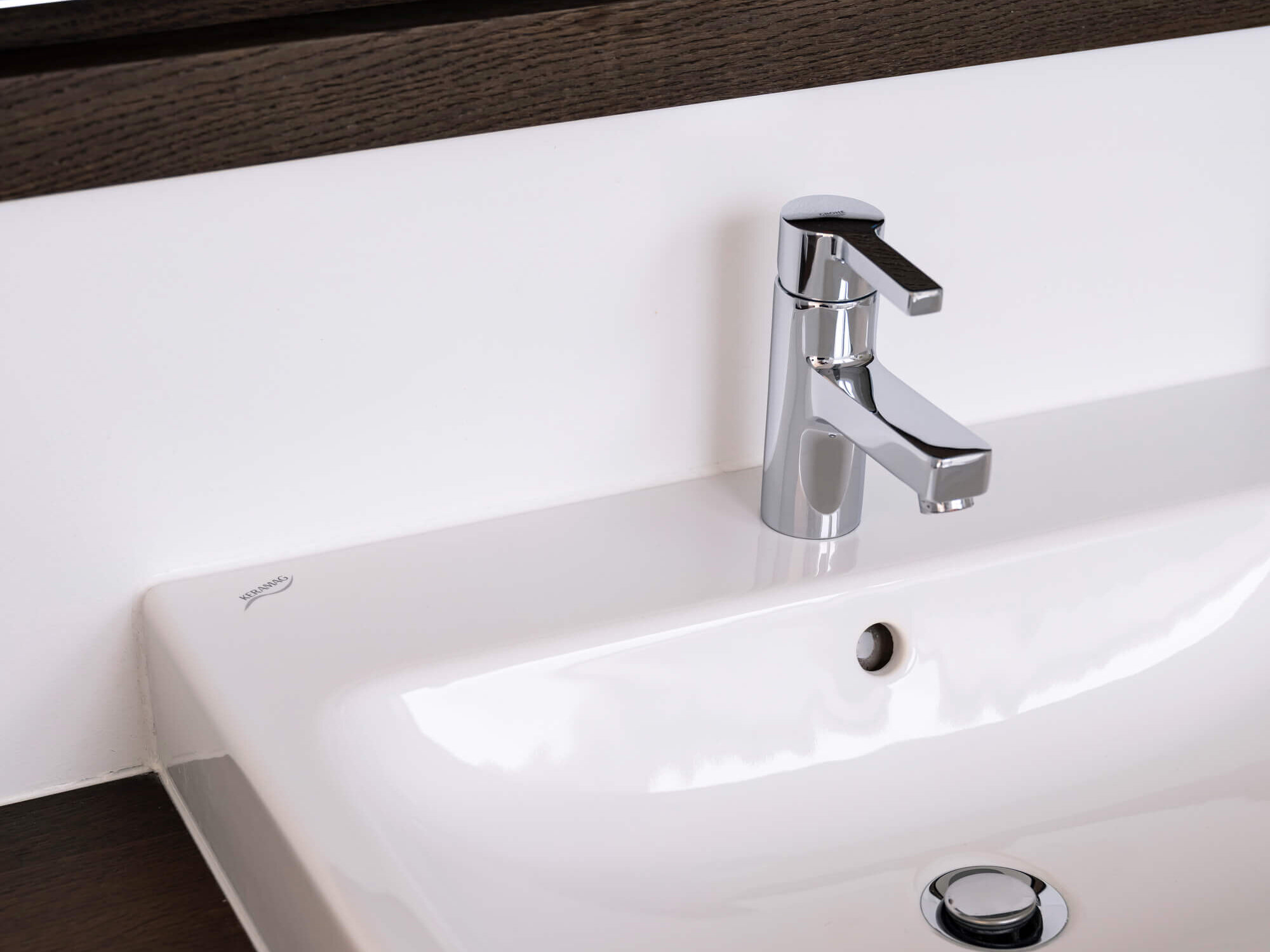 Modernes Bad der Eigentumswohnung W1.16 mit Waschtisch & Design-Armatur v. Grohe