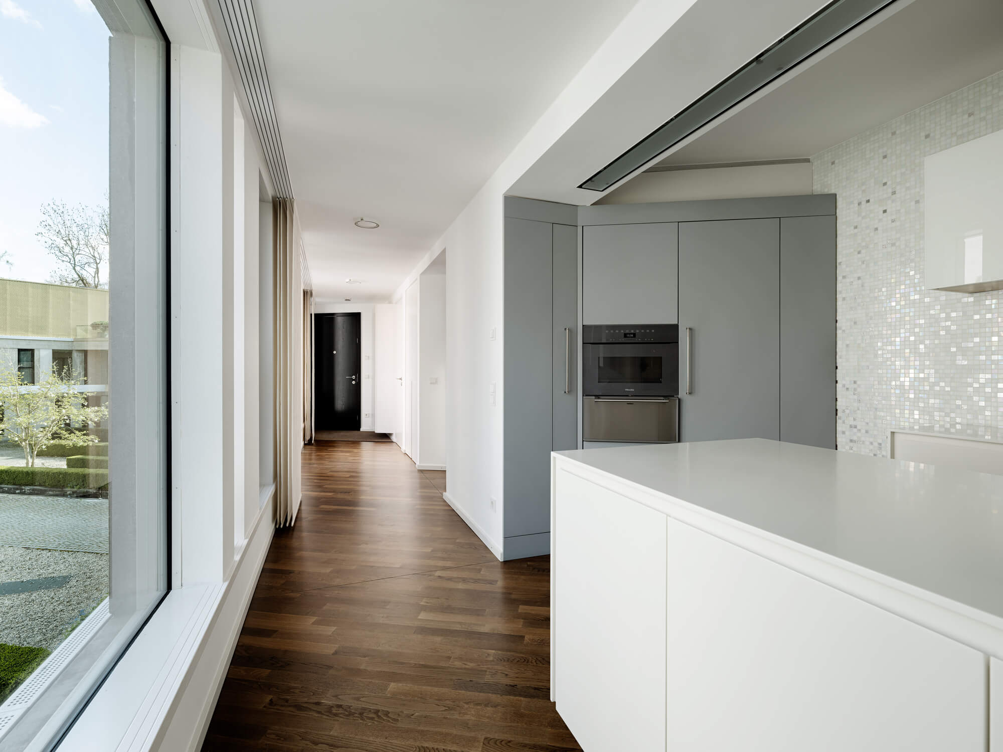 Küche mit Fensterfront in Wohnung W.10 im Baudenkmal REDUKT München-Nymphenburg