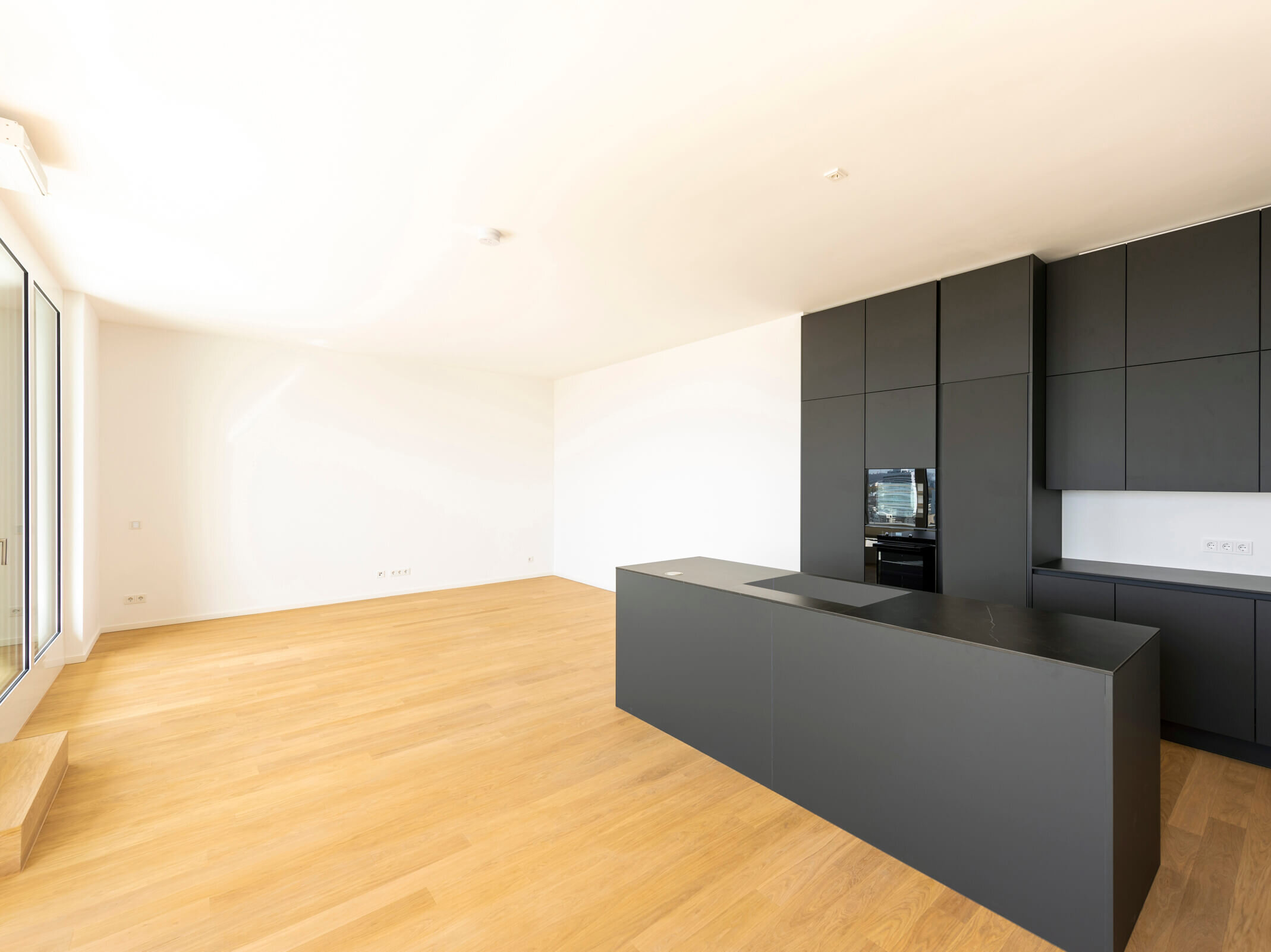 Offene Küche mit Kochinsel in Wohnung A.122 im Neubau SOLID Home, Frankfurt