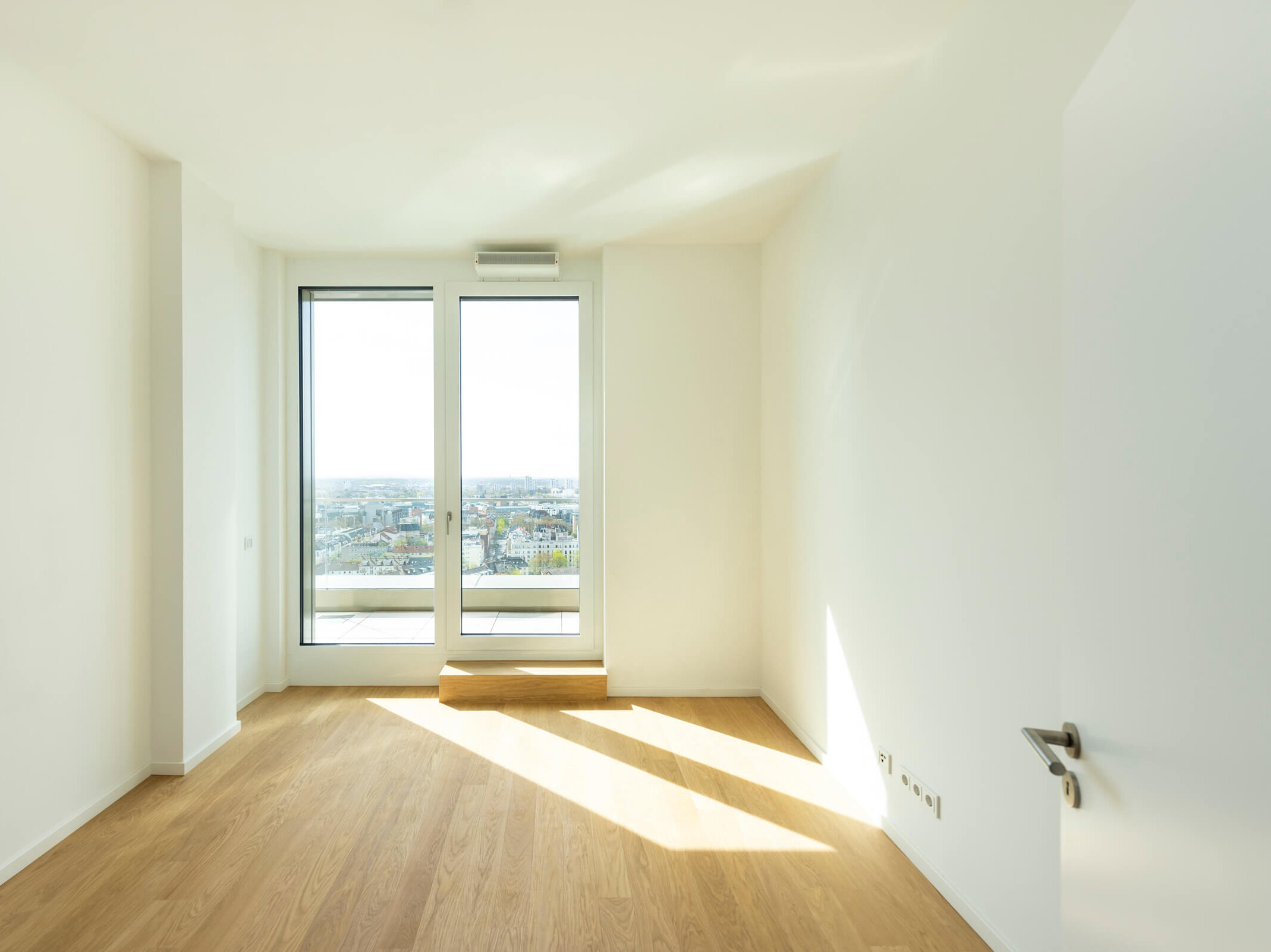 Zimmer mit Fenster im Penthouse A.122 im Neubau SOLID Home, Frankfurt 