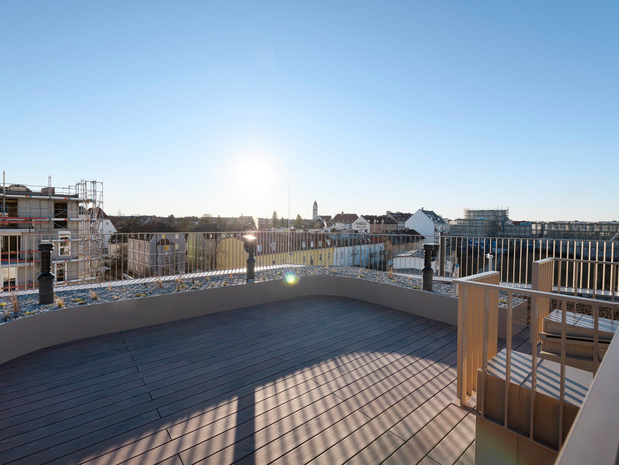 Dachterrasse der kupa-Mietwohnung D.23 in München-Pasing mit weitem Ausblick