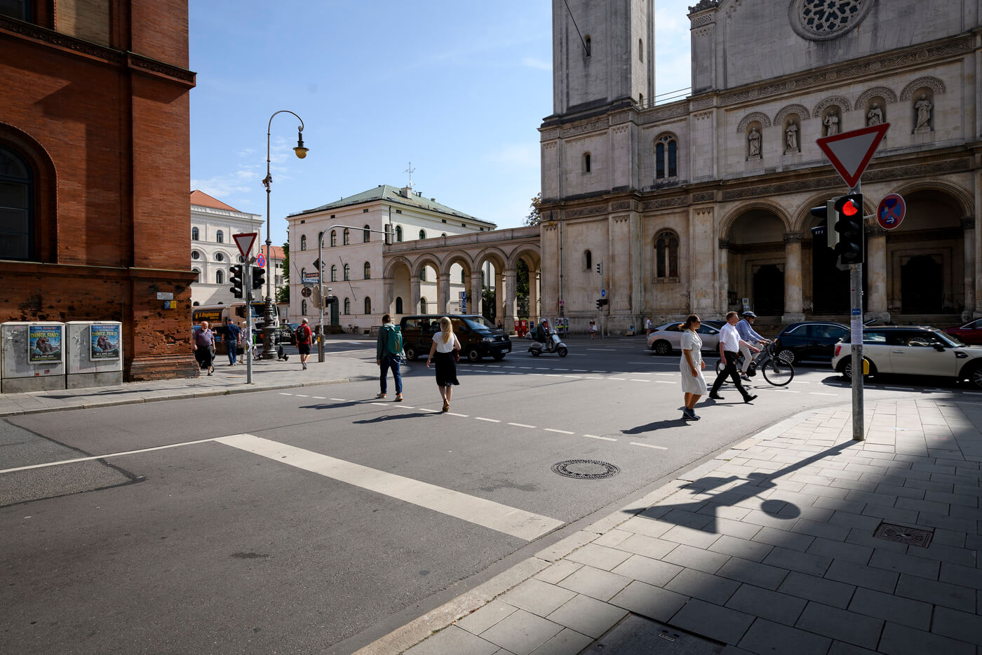 In der Theresienstraße  sind die Bayerische Staatsbibliothek, die Ludwig-Maximilians-Universität usw. zu Hause.
