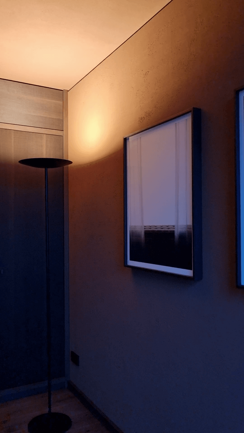 Eingang der Van-B Holzrausch Edition mit stimmungsvoller Beleuchtung und Wandbild