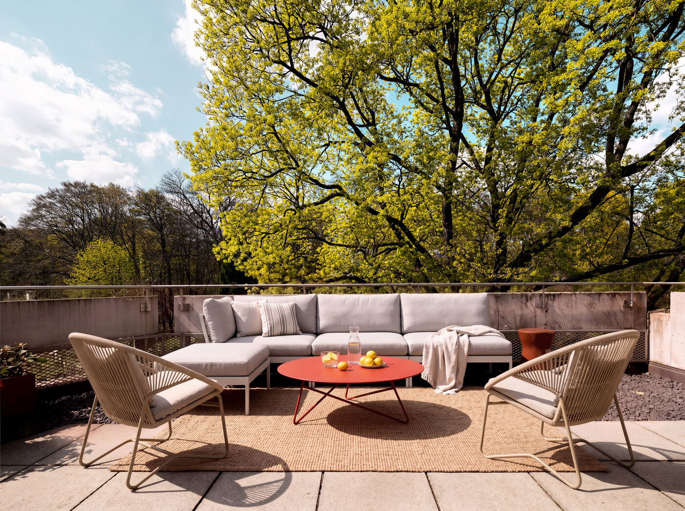Terrasse mit Sitzgruppe in Wohnung im Baudenkmal REDUKT München-Nymphenburg