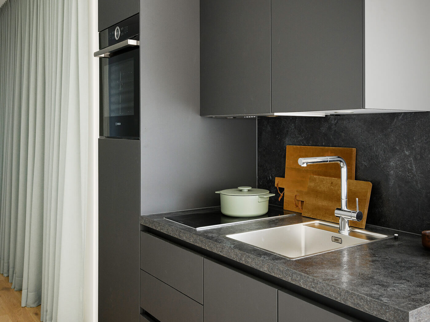 Wohnbereich mit Sofa der Mietwohnung G.04 im kupa Wohn-Quartier München-Pasing