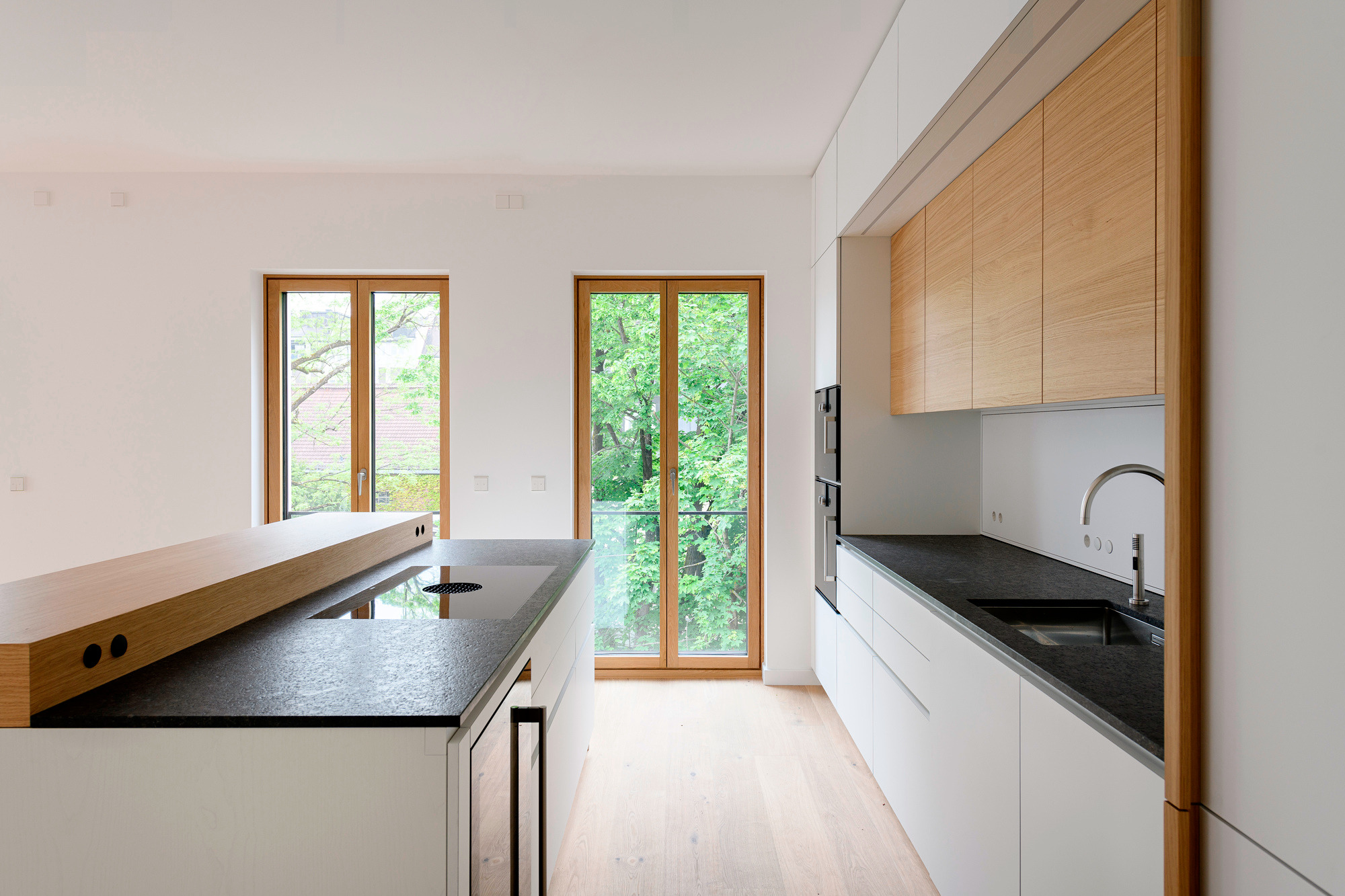 Schreiner-Einbauküche einer Mietwohnung in dem Neubau-Ensemble Amalie.