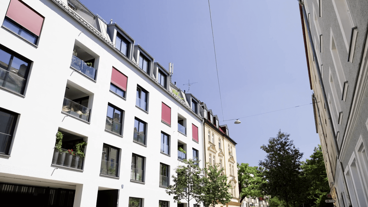 Fassadenansicht des Wohnensembles im Bereiteranger mit Loggien, ruhige Stadtlage