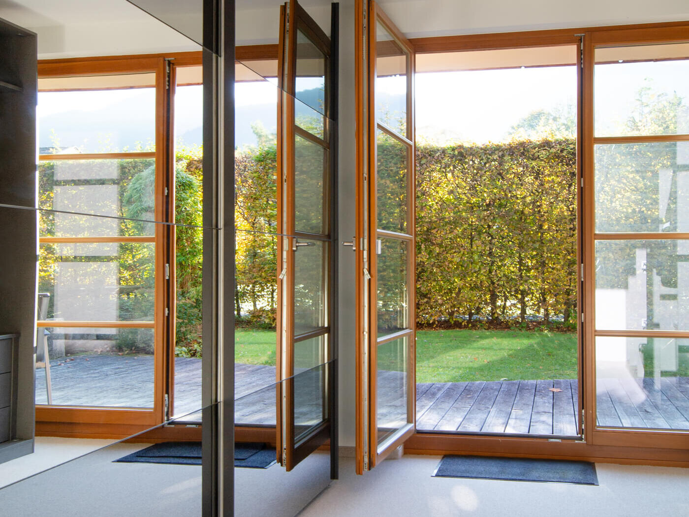 Arbeitszimmer der Mietwohnung 02 im Landhaus Wallbergblick in Rottach-Egern mit bodentiefen Fenstern und Zugang zur Terrasse