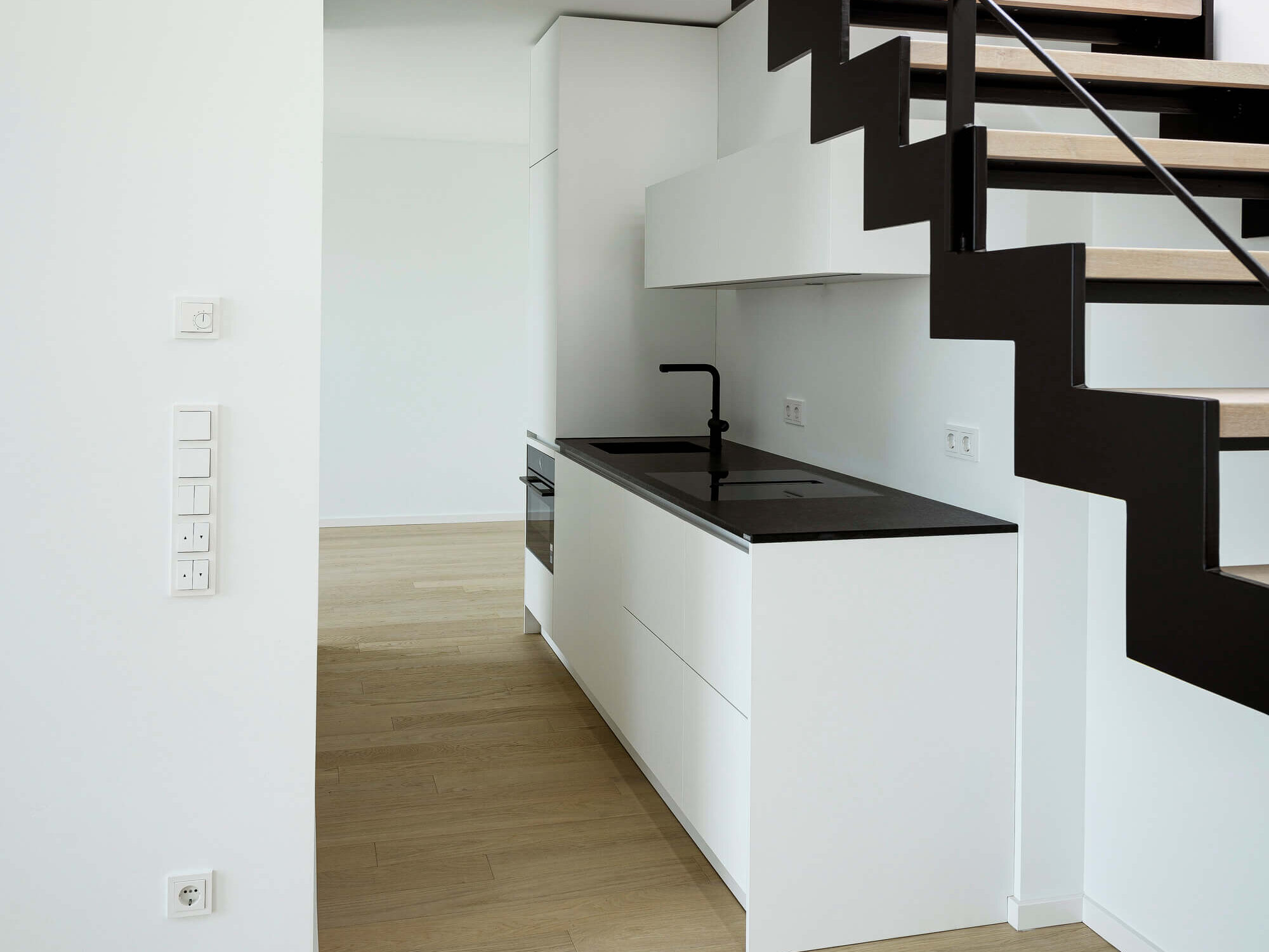 Einbauküche mit hellen Fronten im Van B Rooftop Flat Van B in München-Schwabing