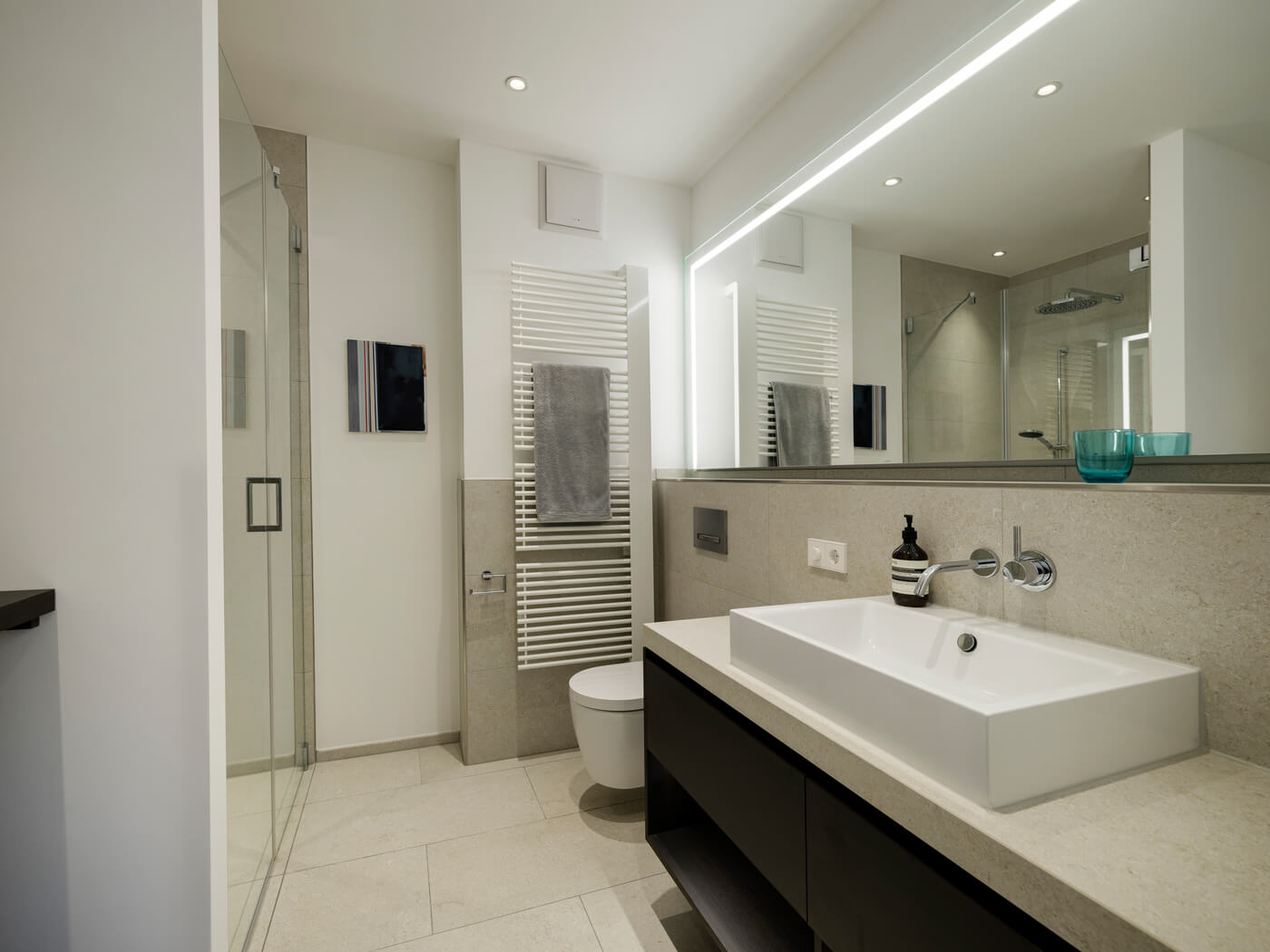 Bad der Mietwohnung W.1.6 in dem Neubau-Ensemble Amalie in München-Schwabing.