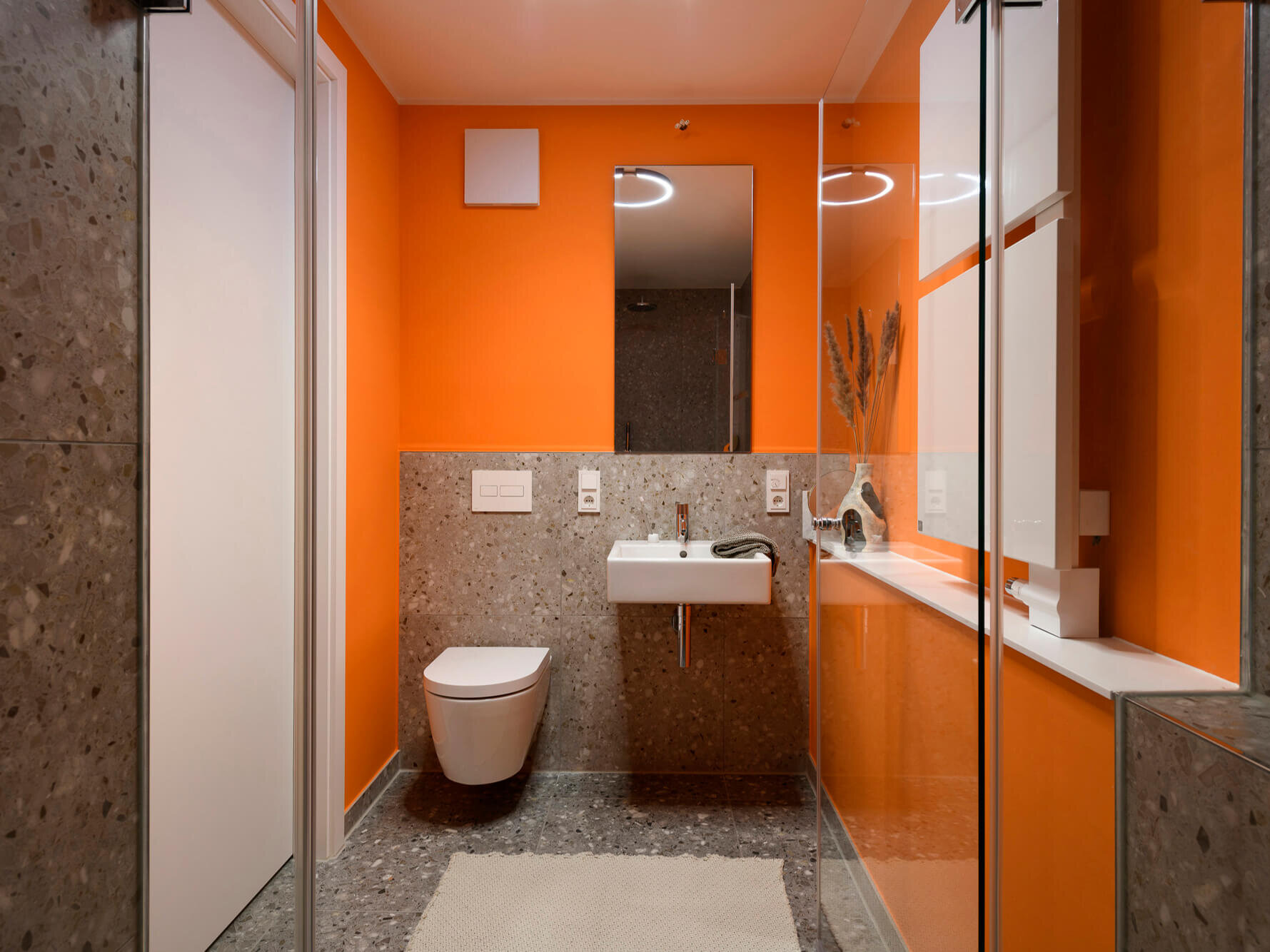 Bad mit Waschbecken in Apartment A.108 im Neubau Van B in München-Schwabing