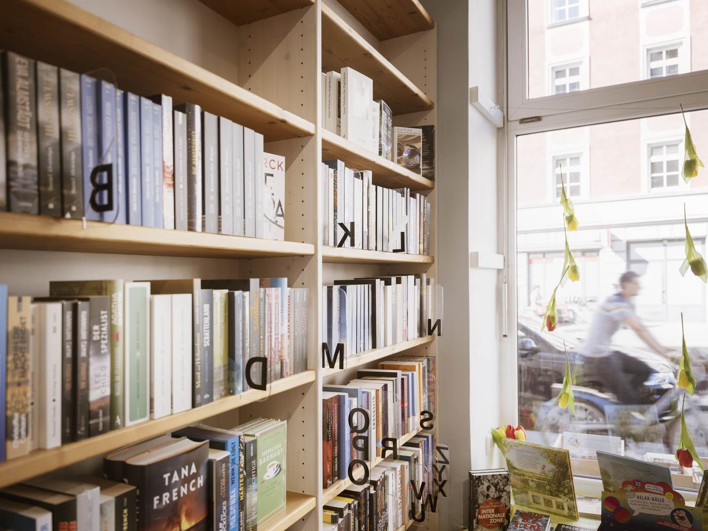 Bücherregale in einem Buchladen mit Fenster zur Straße
