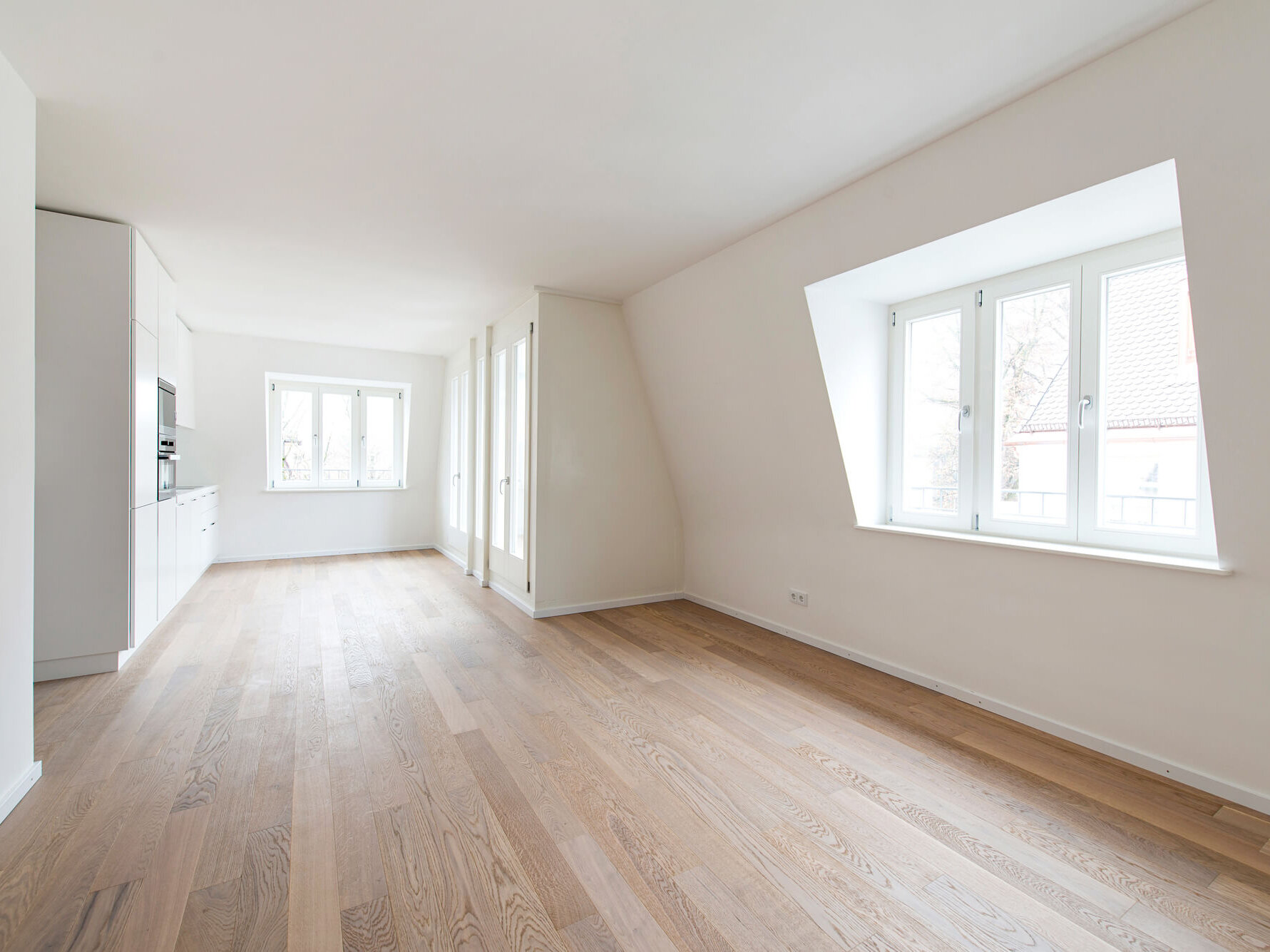 Wohnraum der 3-Zimmer-Wohnung I69 in München Bogenhausen mit Fenstern"