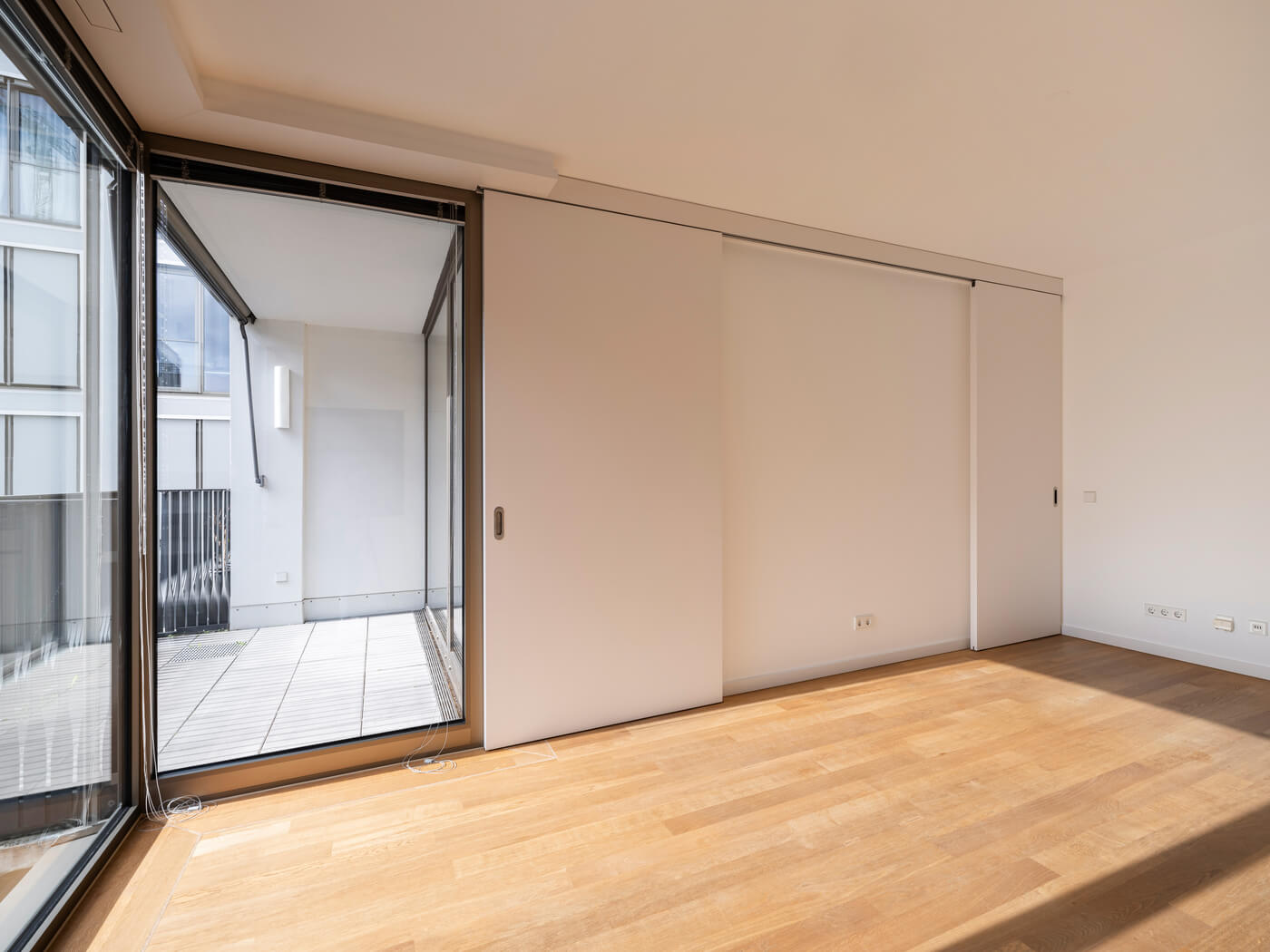 Wohnraum mit Parkett, Fensterfront Loggiazugang, Hofstatt Mietwohnung München