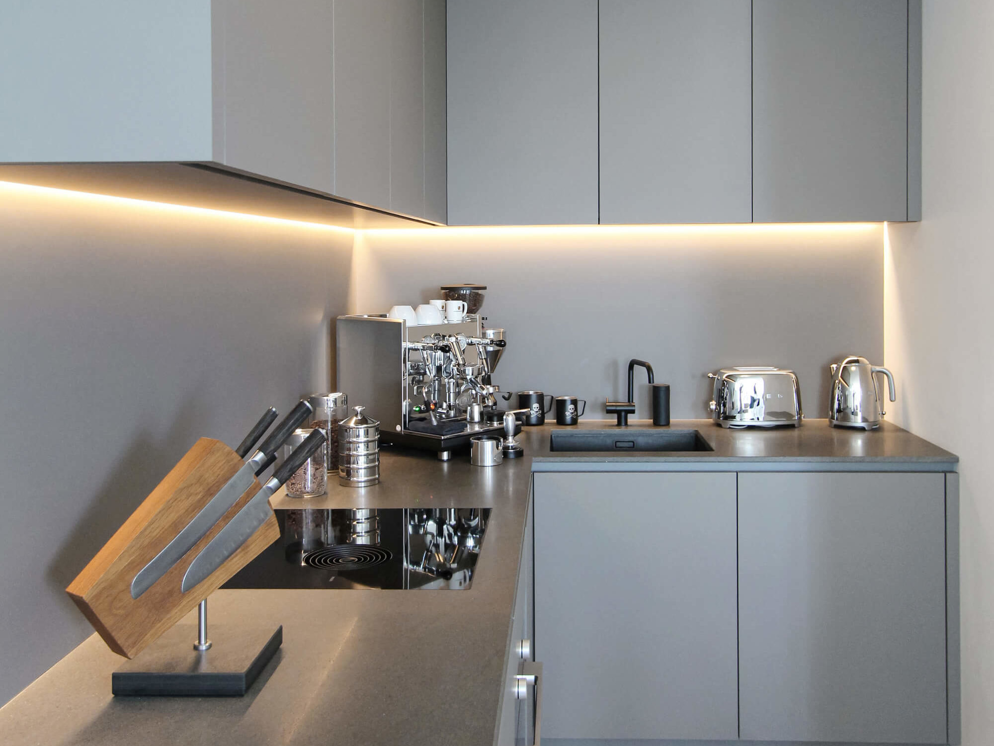 Einbauküche mit Kochbereich in Wohnung F.116 im Neubau Van B, München Schwabing