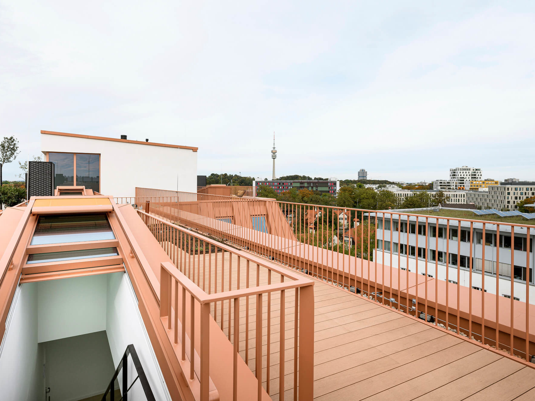 Private Dachterrasse des Van B Rooftop Flat mit Fernblick auf den Olympiaturm