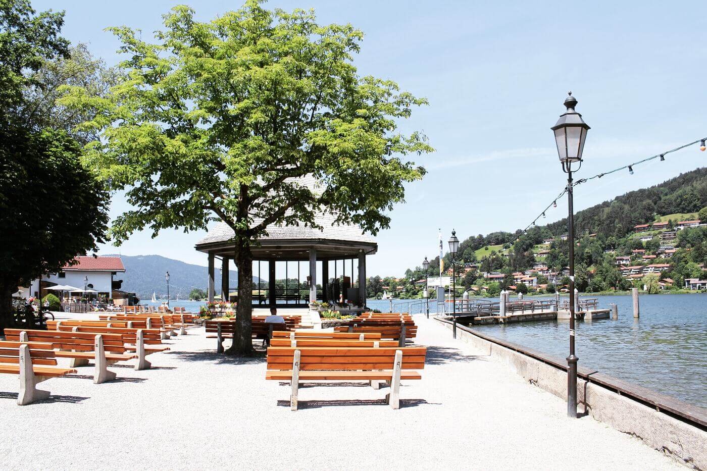In Rottach-Egern spielt sich alles rund um die berühmte Seestraße am Tegernsee ab.