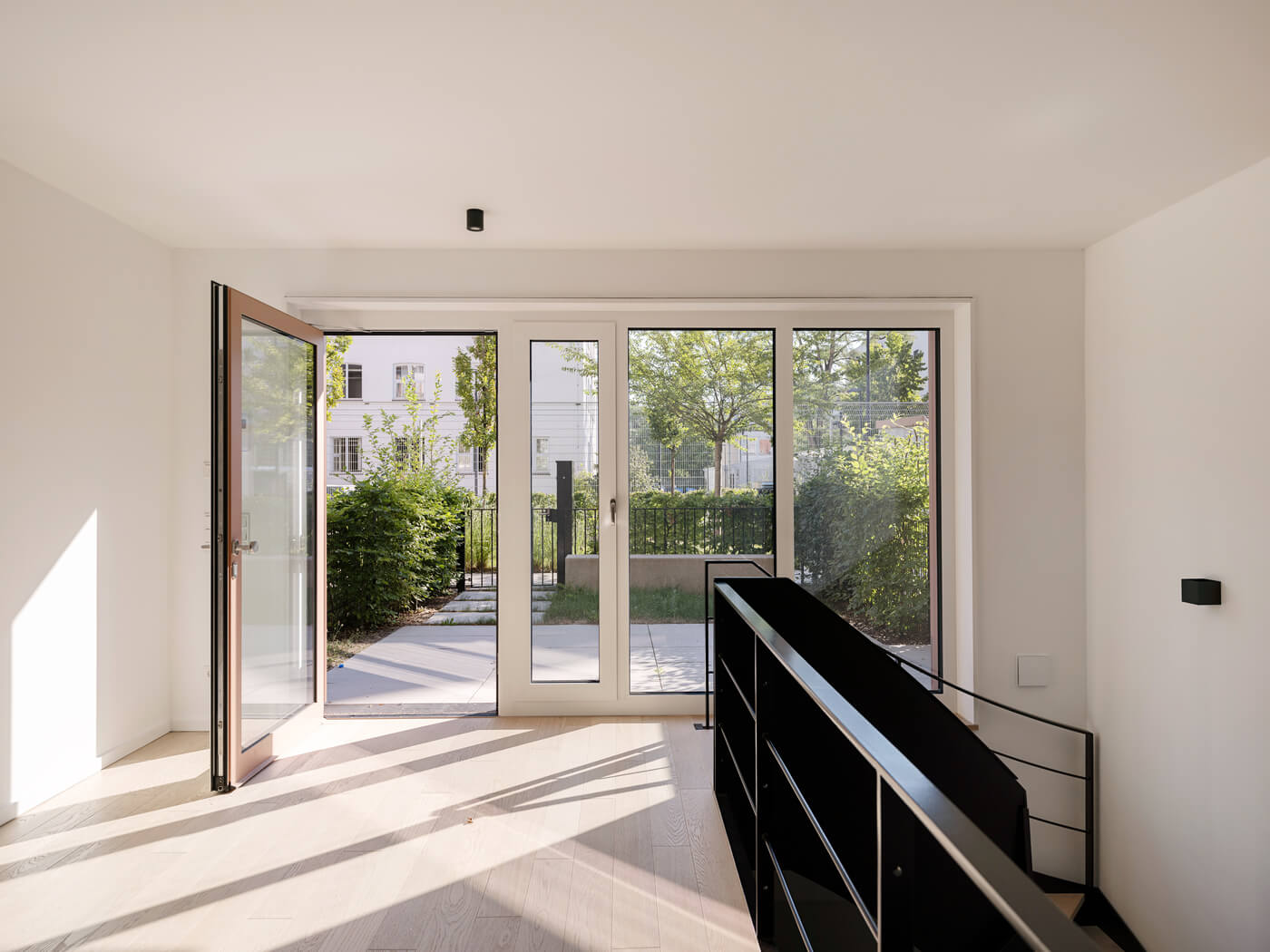 Wohnbereich mit Terrasse im Neubauprojekt Van B in München-Schwabing