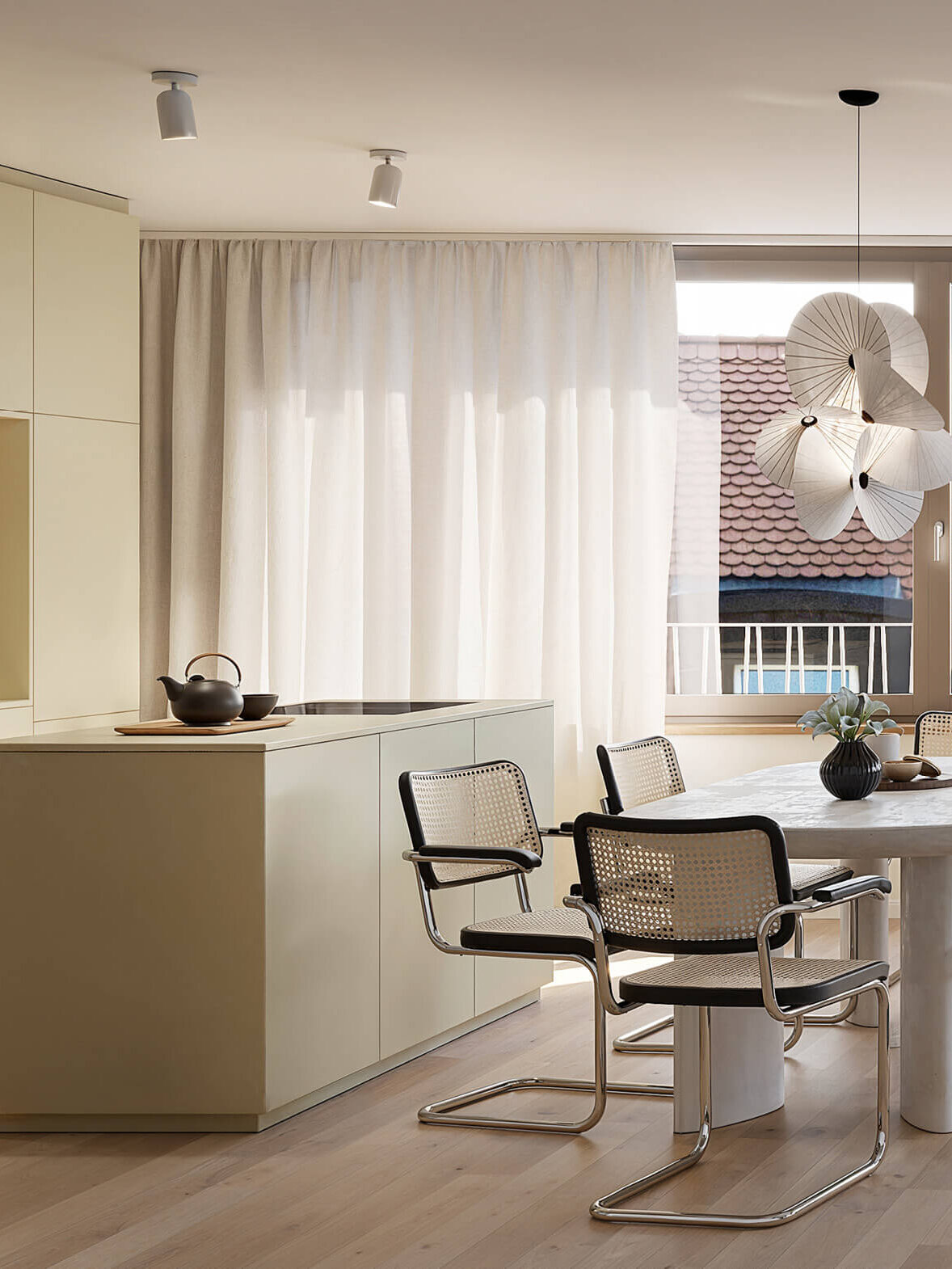 Essbereich einer 3-Zimmer-Wohnung im Neubauprojekt Haus Claude mit Balkon.