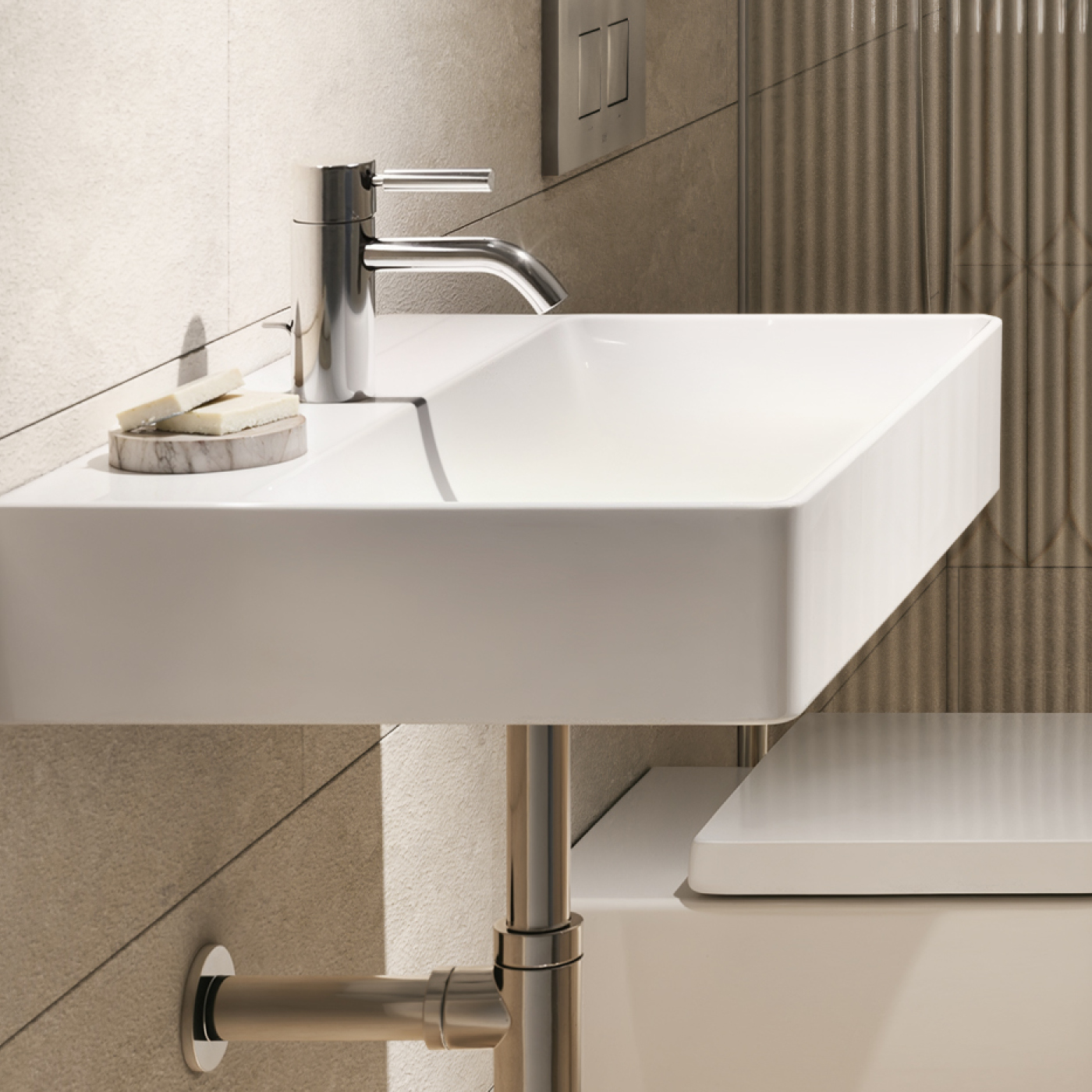 Duravit Waschtisch Modell Vero in Sanitärkeramik weiß im Bad von Haus Claude