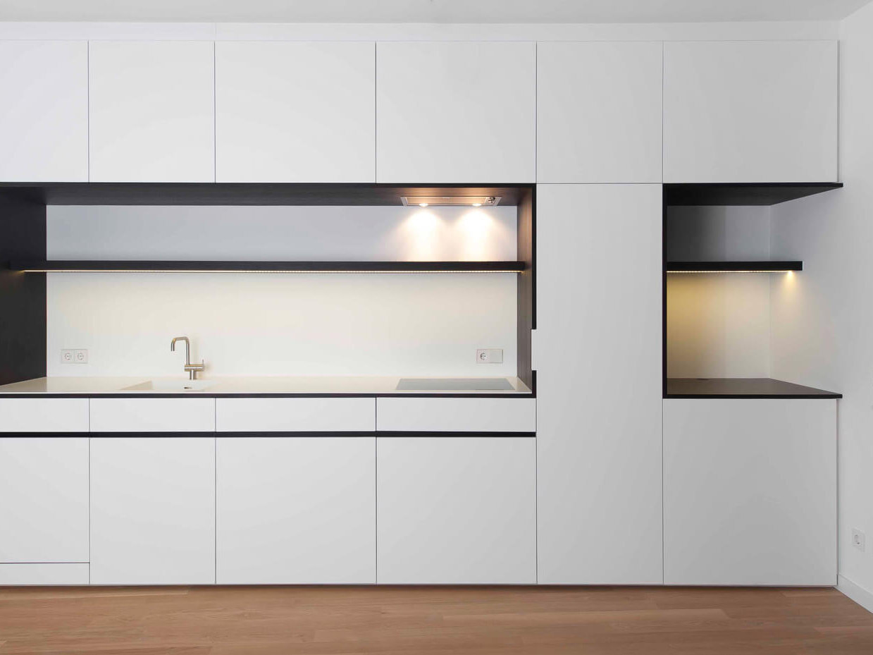 Weiße Einbauküche, Hofstatt Mietwohnung München Altstadt, Beleuchtung