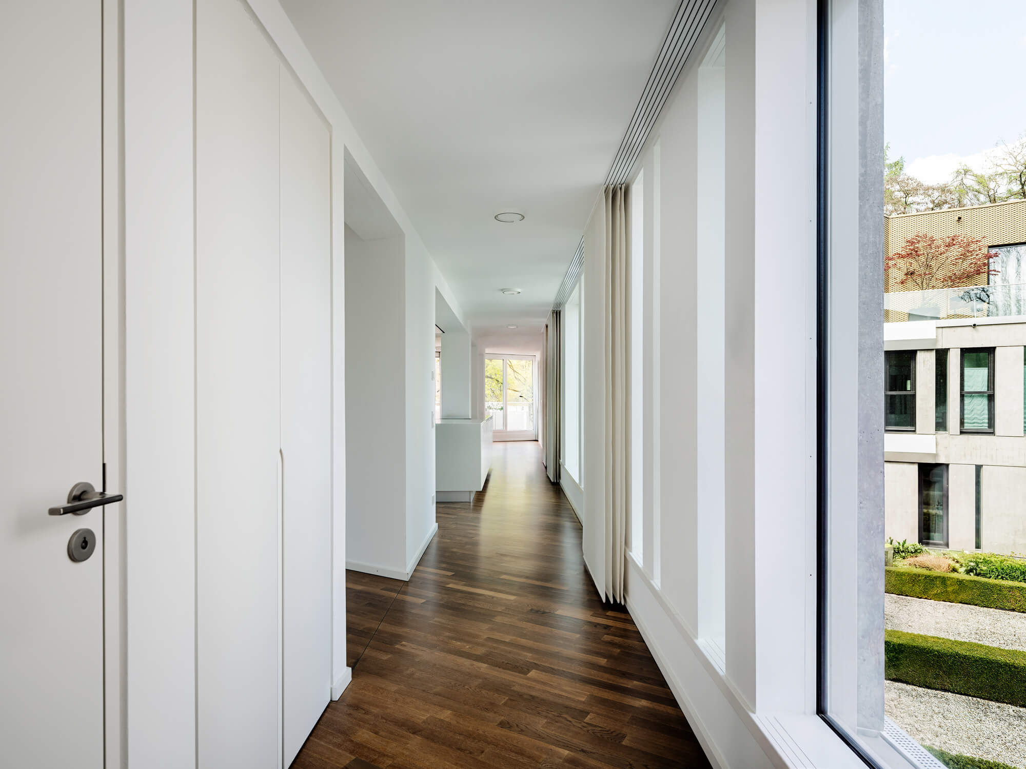 Flur mit Fensterfront in Wohnung W.10 im Baudenkmal REDUKT München-Nymphenburg