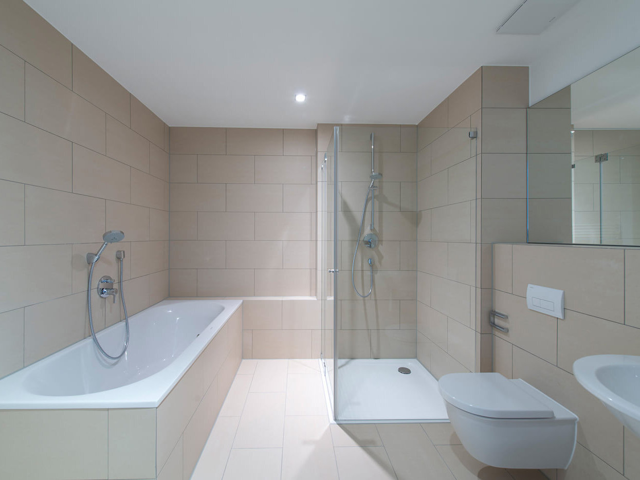 Bad mit Badewanne und Dusche der 3-Zimmer-Wohnung I69, München Bogenhausen