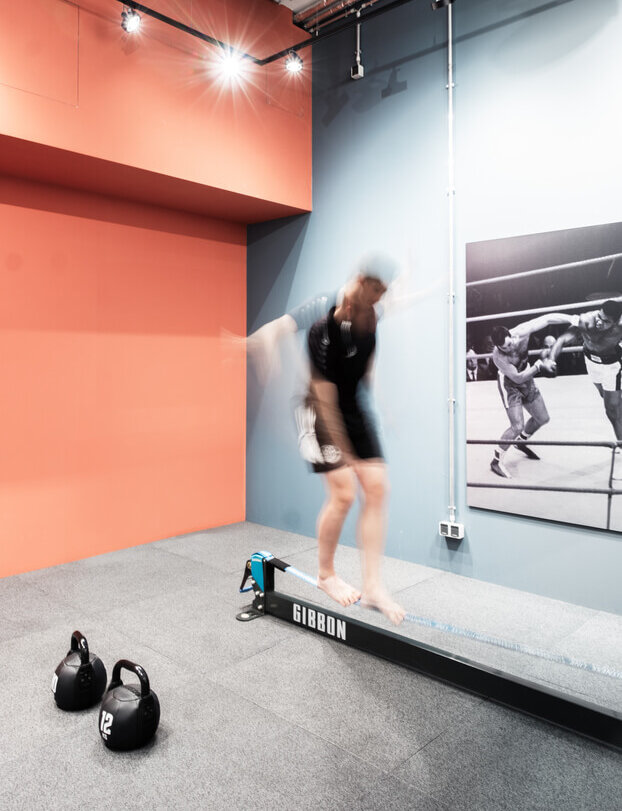 Trainingsbereich im Boxclan Studio mit Freihantel im Neubau Van B in Schwabing