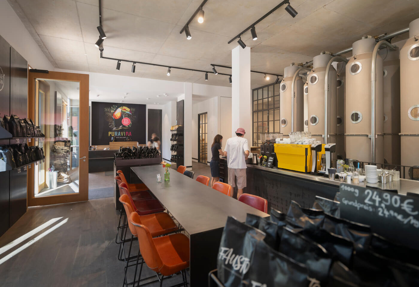 Café-Szene im Fausto Café nahe dem Neubauprojekt Haus Claude in Untergiesing