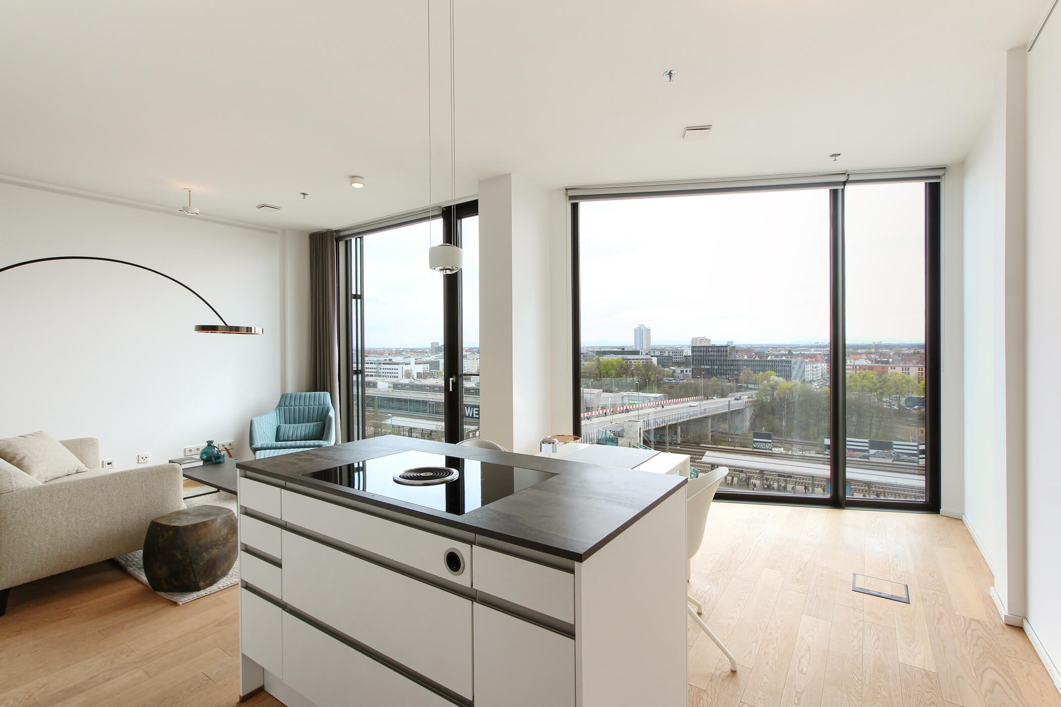 Kücheninsel vor Fenstern in der FRIENDS Wohnung L4.10 in München-Neuhausen