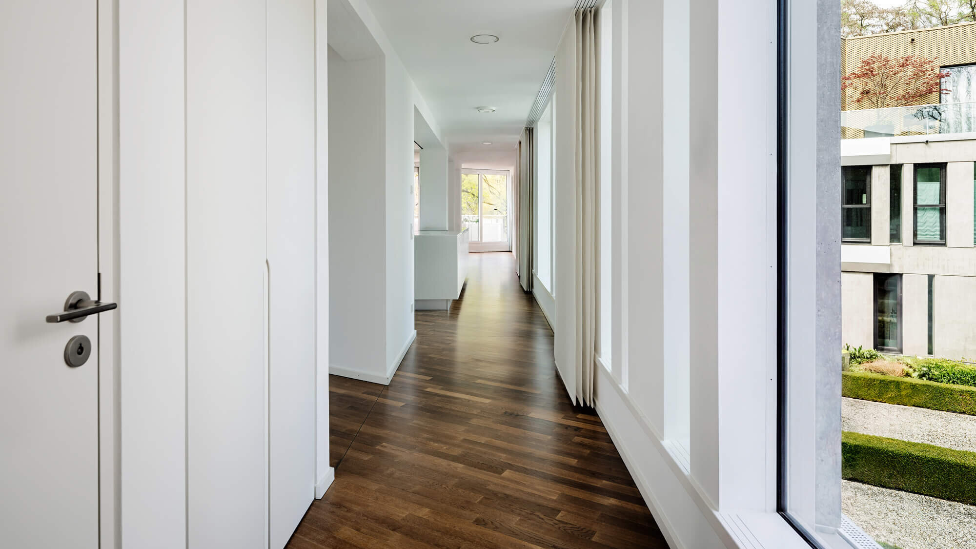 Flur mit Fensterfront in Wohnung W.10 im Baudenkmal REDUKT München-Nymphenburg