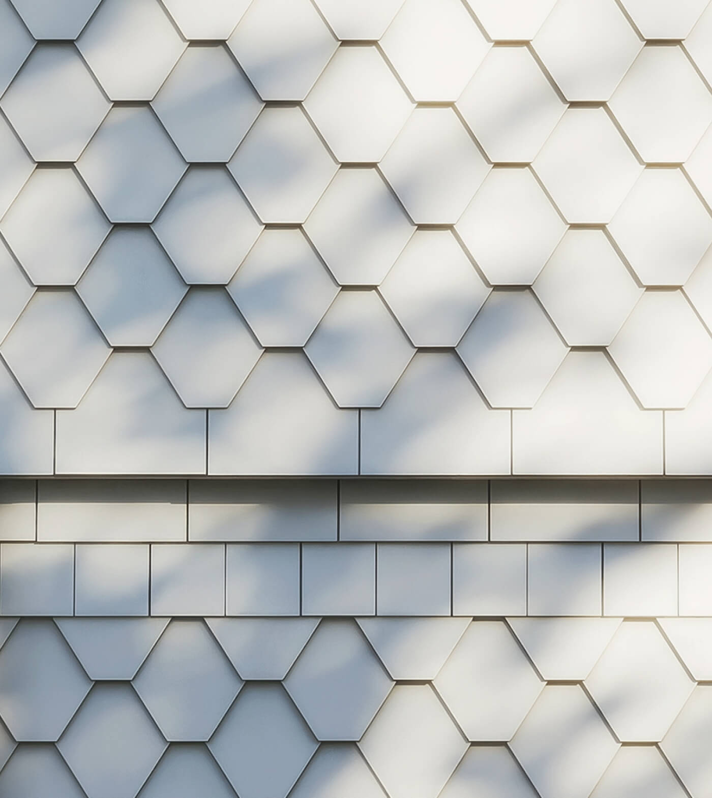 Schindelfassade des Neubauprojekts Haus Claude in Untergiesing in hellem Ton.