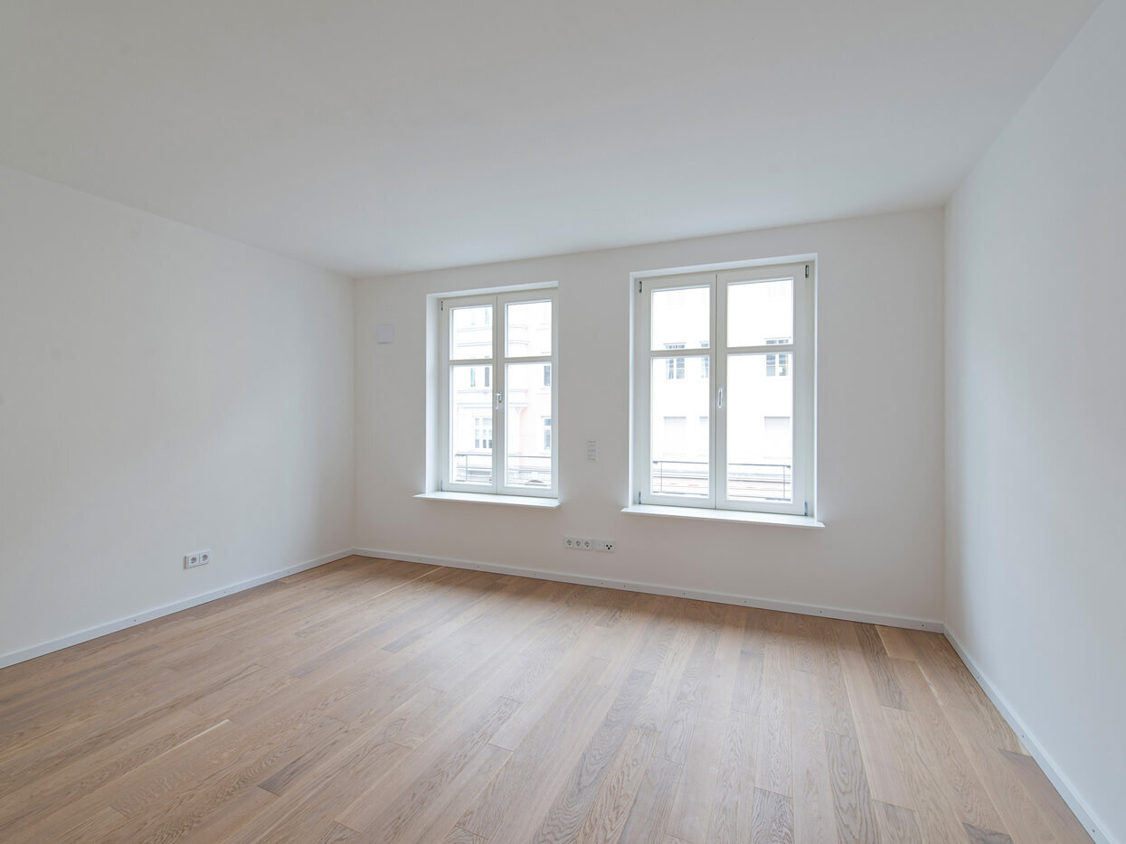 Zimmer mit zwei Fenstern in der 3-Zimmer-Wohnung I69, München Bogenhausen