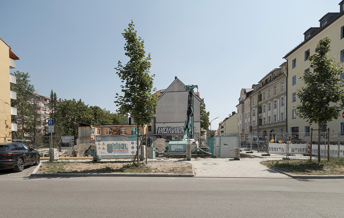 Baustelle mit Bagger des Neubauprojekts Haus Claude, München Untergiesing