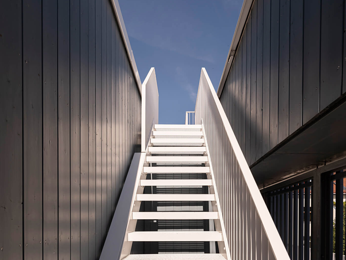 Treppe zum Dachgarten des Penthouses H.25 im Neubau VINZENT, München-Neuhausen