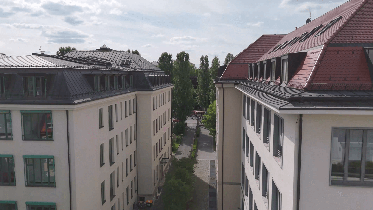 Drohnenaufnahme der Kaulbachstraße in München mit Blick auf umliegende Gebäude.