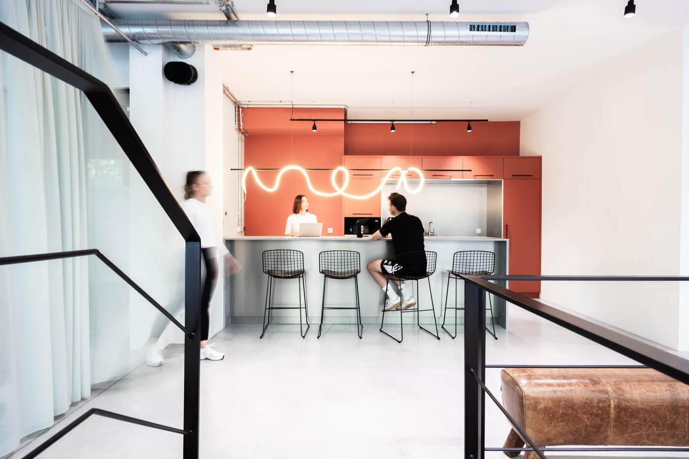 Loungebereich des Boxclan Studios mit Theke und Sitzplätze im Neubau Van B