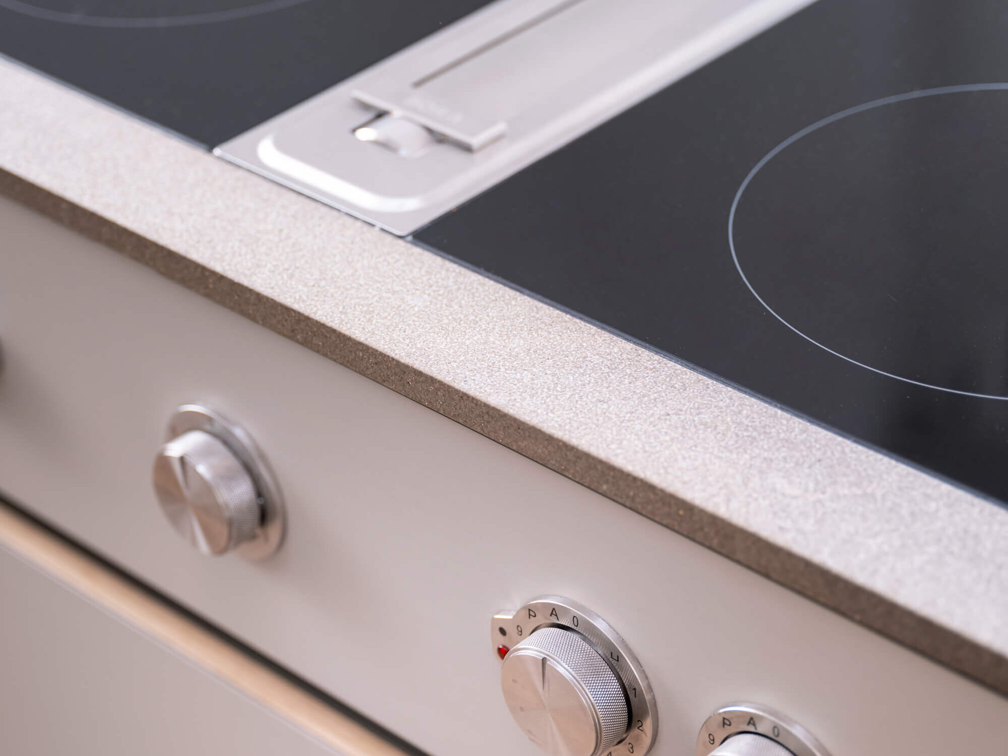 Einbauküche der Eigentumswohnung W1.16 mit hochwertigen Geräten von Gaggenau