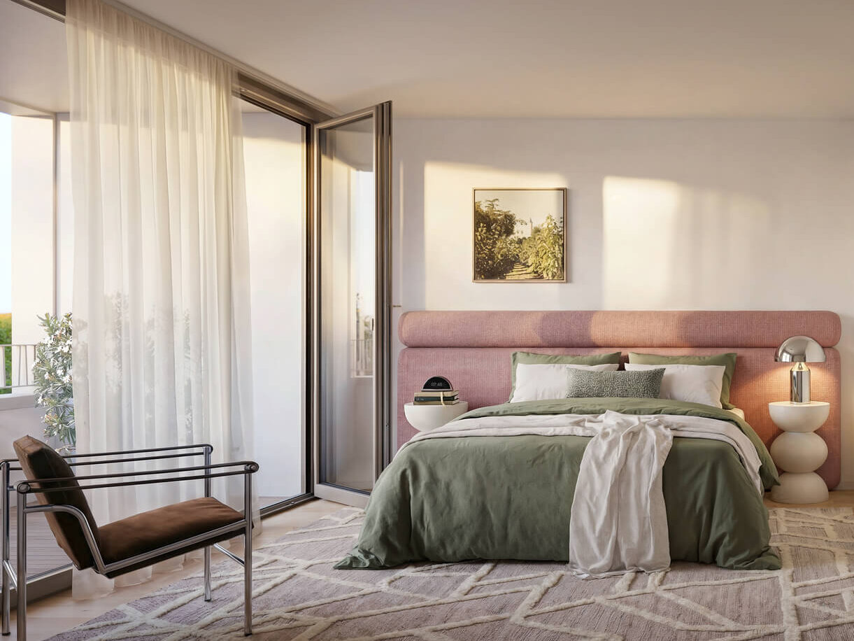 Schlafzimmer mit Bett, Bad und Balkonzugang im Neubau Haus Claude Untergiesing