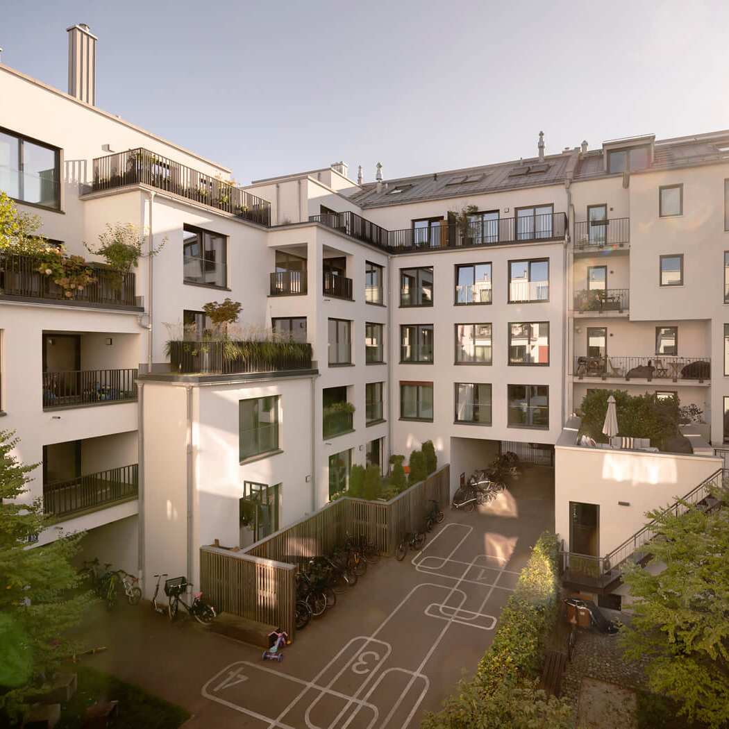 Blick in den Innenhof des Wohnensembles am Bereiteranger mit Balkonen, Terrassen
