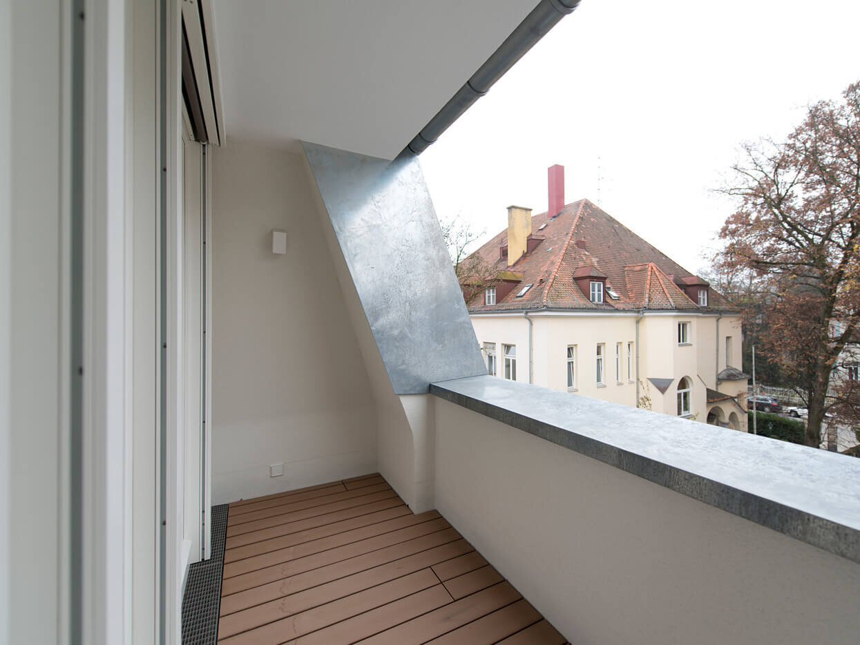 Balkon mit Holzdielen der 3-Zimmer-Wohnung I69, München Bogenhausen