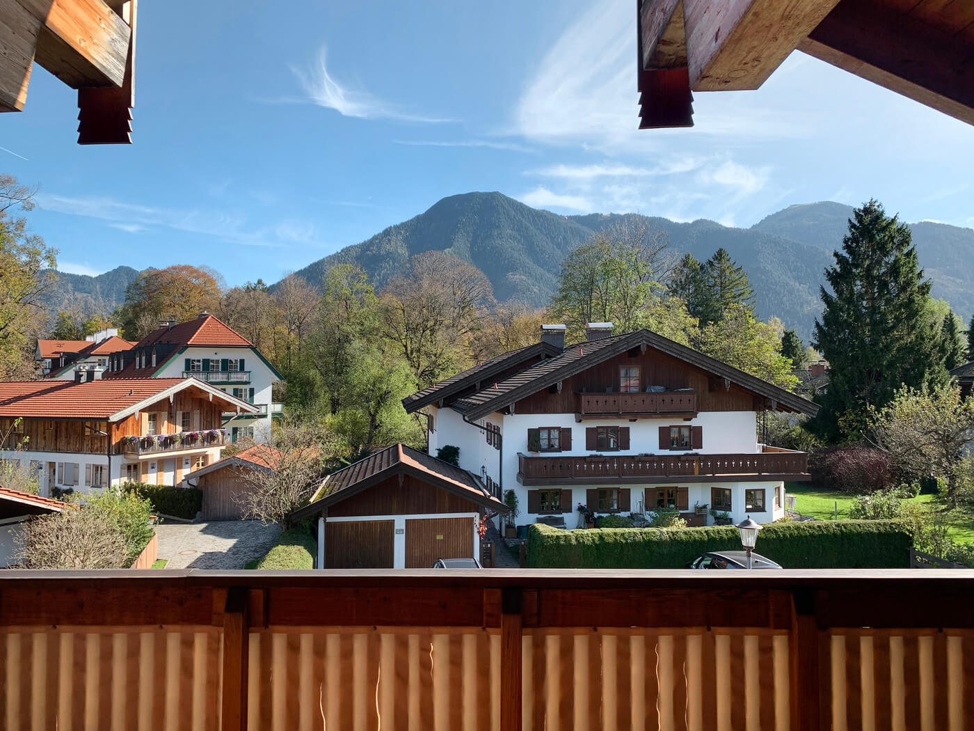 Ausblick von der Terrasse der Wohnung zum Kauf im Landhaus Wallbergblick am Tegernsee.