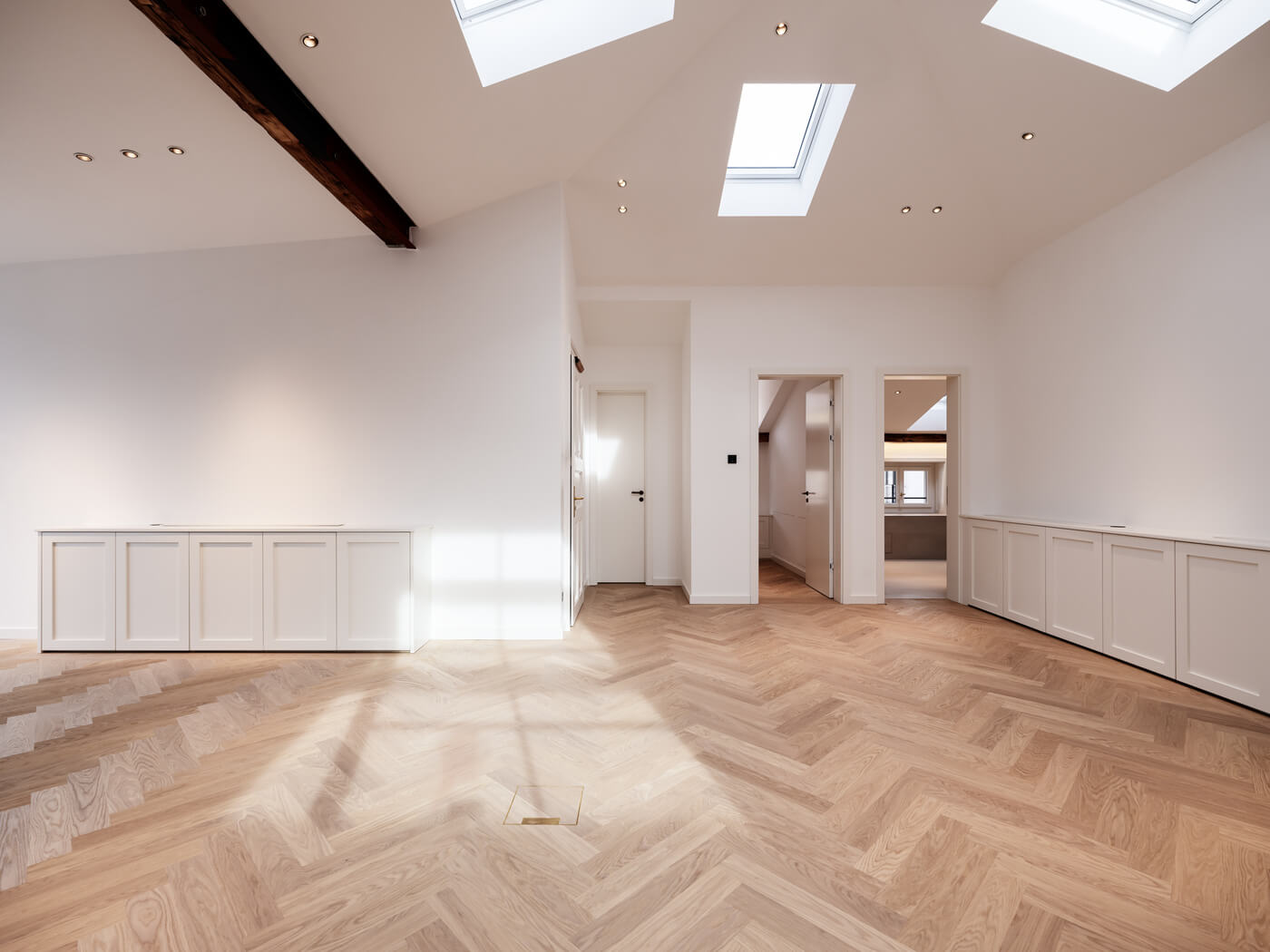 Bürofläche in der Amalie mit Fischgrätparkett, Dachfenstern, Einbauschränken