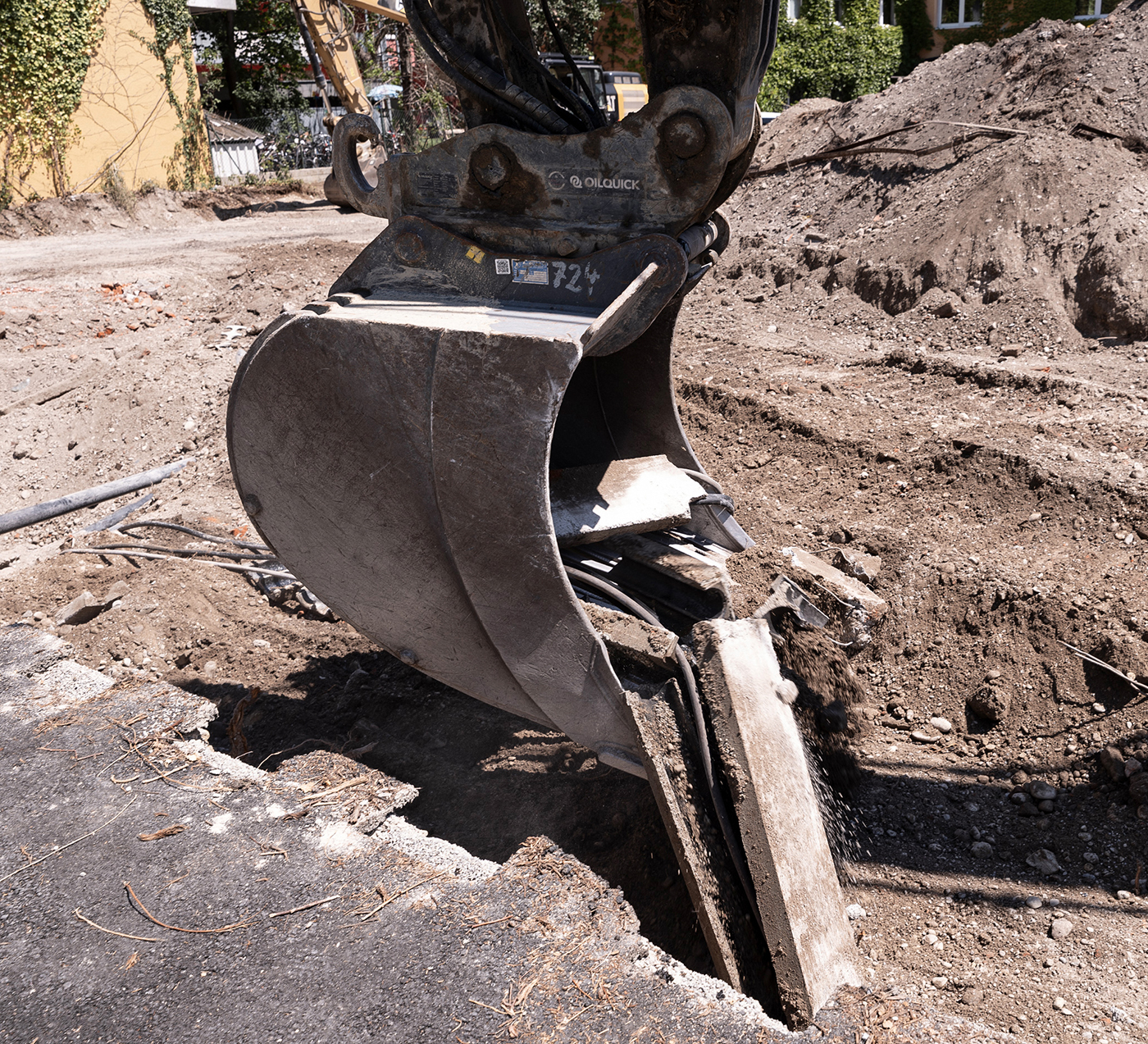 Bagger auf der Baustelle des Neubauprojekts Haus Claude, München Untergiesing