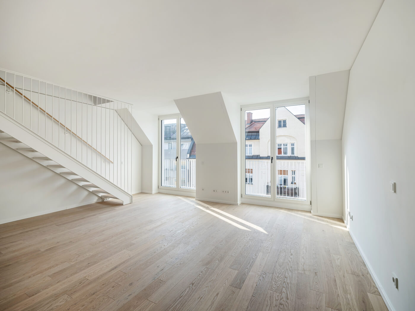 Essbereich mit Treppe und Fensterfront im Neubau VINZENT München-Neuhausen