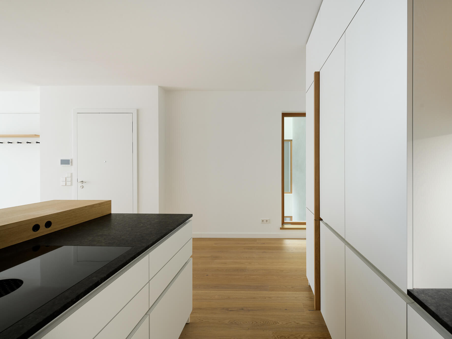 Küche mit Kochfeld in Wohnung W1.3 im Neubau-Ensemble Amalie, München