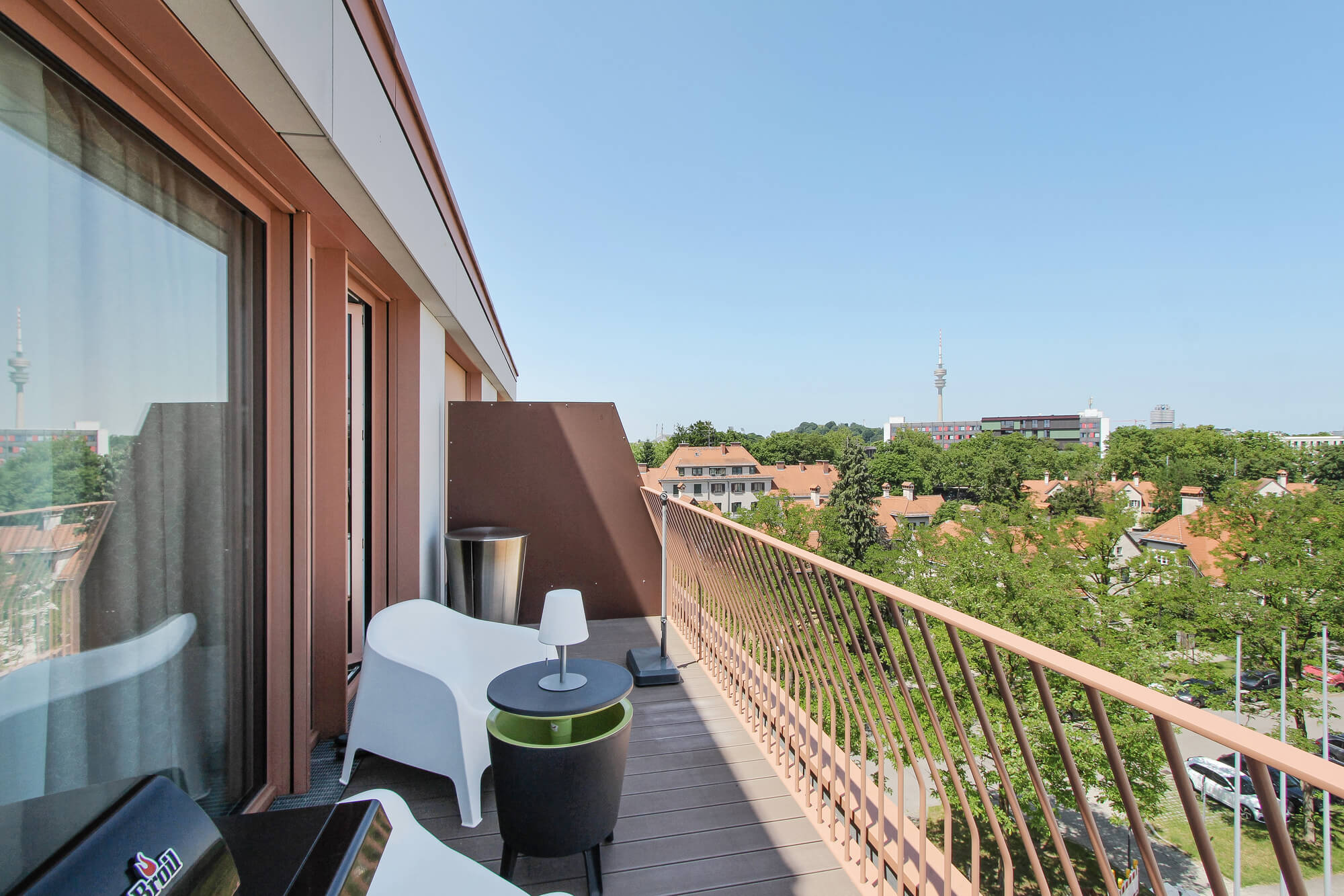 Balkon mit Sitzbereich der Wohnung F.116 im Neubau Van B, München Schwabing